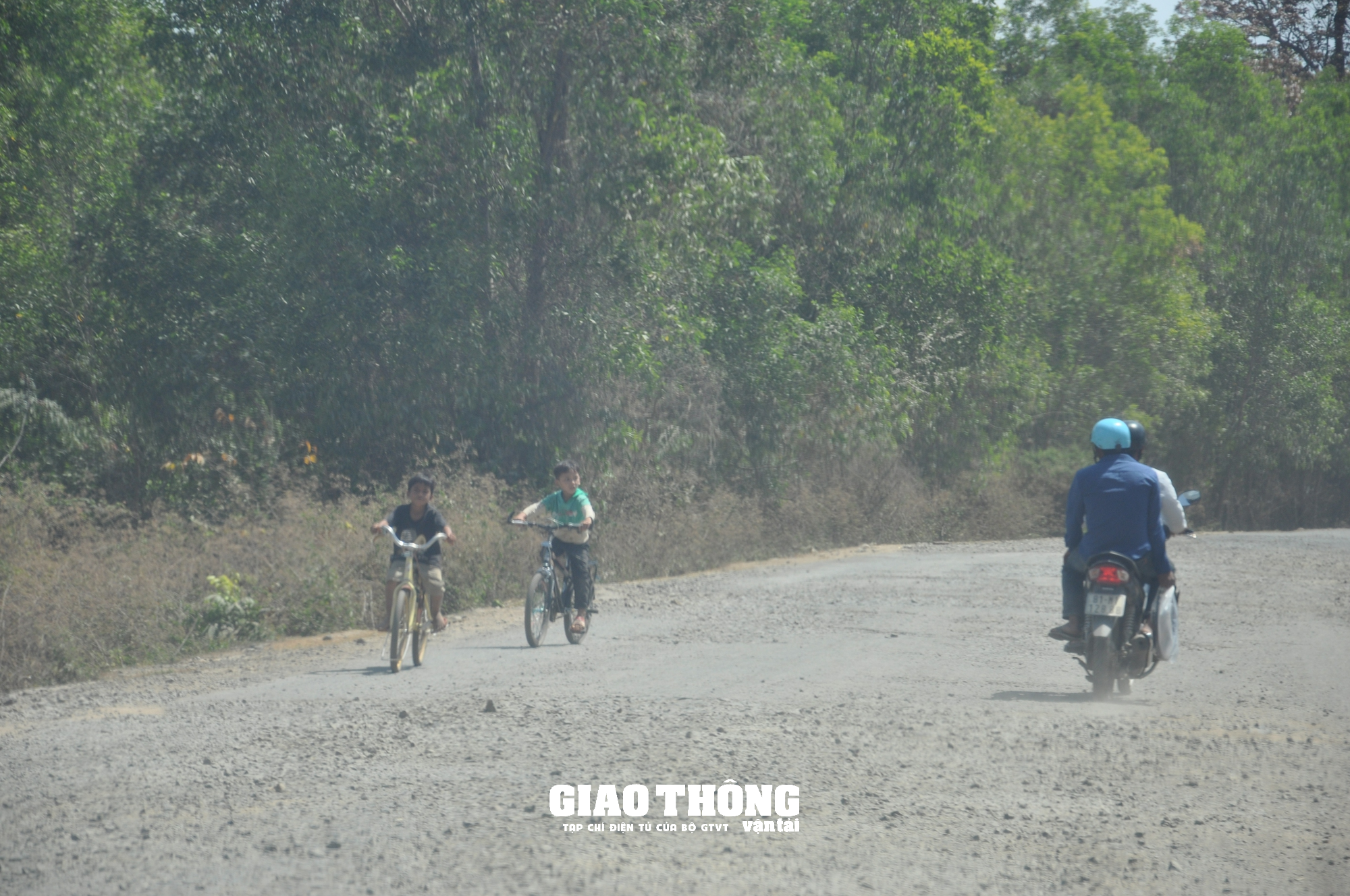 Cận cảnh tuyến đường tỉnh lộ 15 ở Đắk Lắk xuống cấp, gây mất ATGT - Ảnh 9.