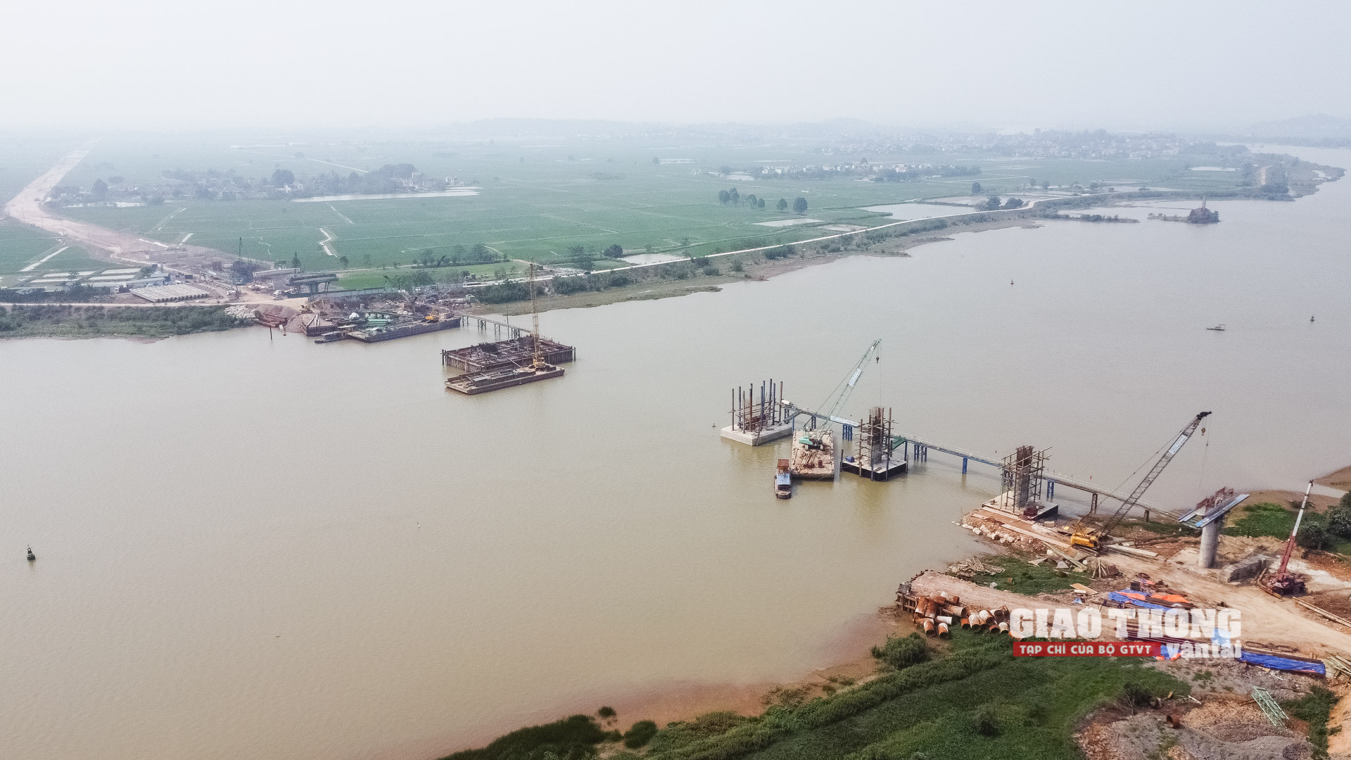 Phóng sự ảnh: Toàn cảnh thi công cầu dây văng đầu tiên ở Bắc Giang vượt sông Thương - Ảnh 4.