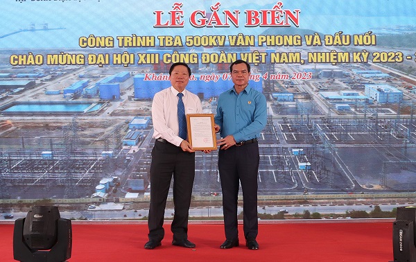 Gắn biển công trình Trạm biến áp 500kV Vân Phong chào mừng Đại hội XIII Công đoàn Việt Nam - Ảnh 3.