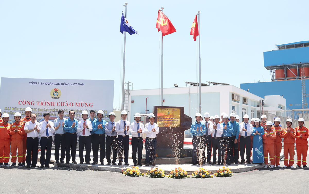 Gắn biển công trình Trạm biến áp 500kV Vân Phong chào mừng Đại hội XIII Công đoàn Việt Nam - Ảnh 4.