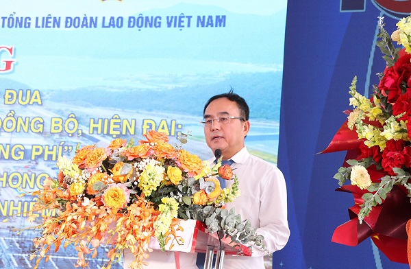 Gắn biển công trình Trạm biến áp 500kV Vân Phong chào mừng Đại hội XIII Công đoàn Việt Nam - Ảnh 1.