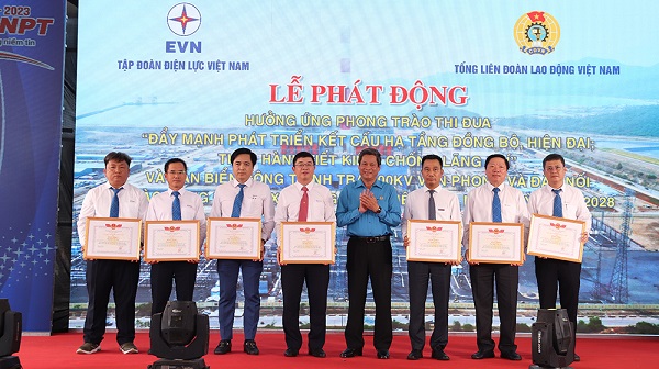 Gắn biển công trình Trạm biến áp 500kV Vân Phong chào mừng Đại hội XIII Công đoàn Việt Nam - Ảnh 5.