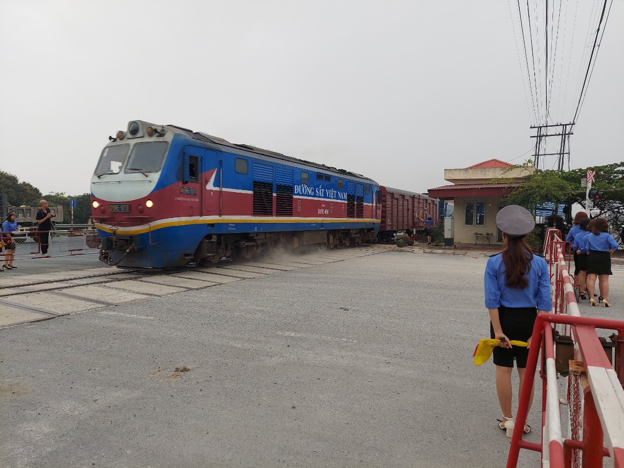 Công ty cổ phần đường sắt Hà Ninh: Đảm bảo an toàn chạy tàu - Ảnh 1.