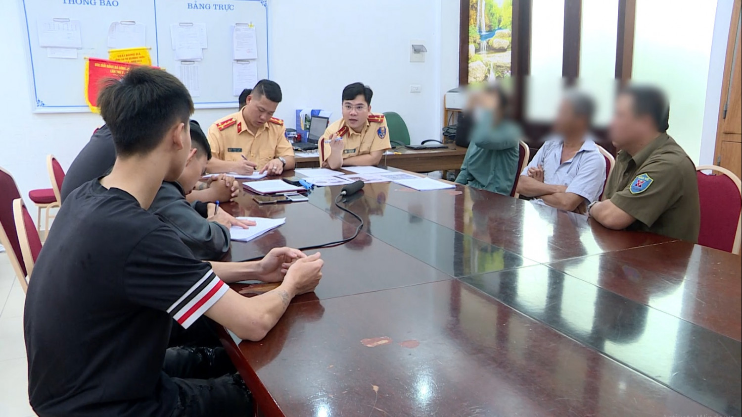 Công an Quảng Ninh xử lý nghiêm tình trạng thanh thiếu niên gây mất trật tự ATGT - Ảnh 1.