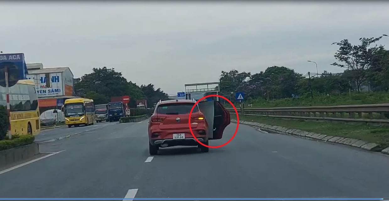 Cận cảnh video tài xế xe con mở cửa xe di chuyển trên Quốc lộ 1A qua địa bàn Thanh Hoá - Ảnh 1.
