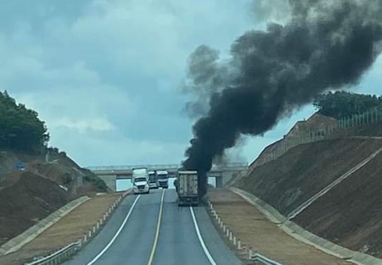Xe container bất ngờ bốc cháy trên cao tốc Cam Lộ - La Sơn  - Ảnh 2.