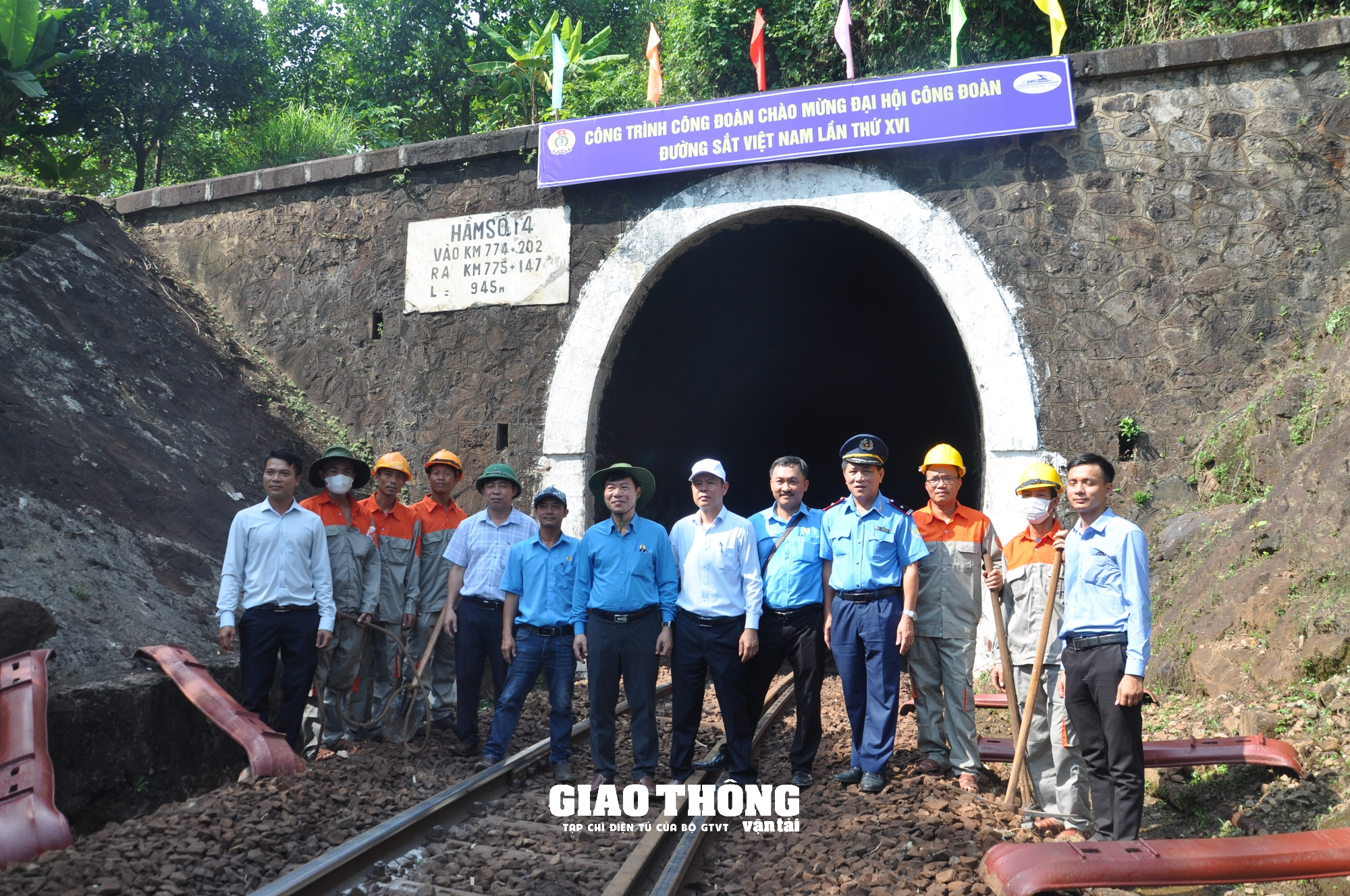 Khởi công sửa chữa đường trong công trình hầm đường sắt dài nhất Việt Nam - Ảnh 1.