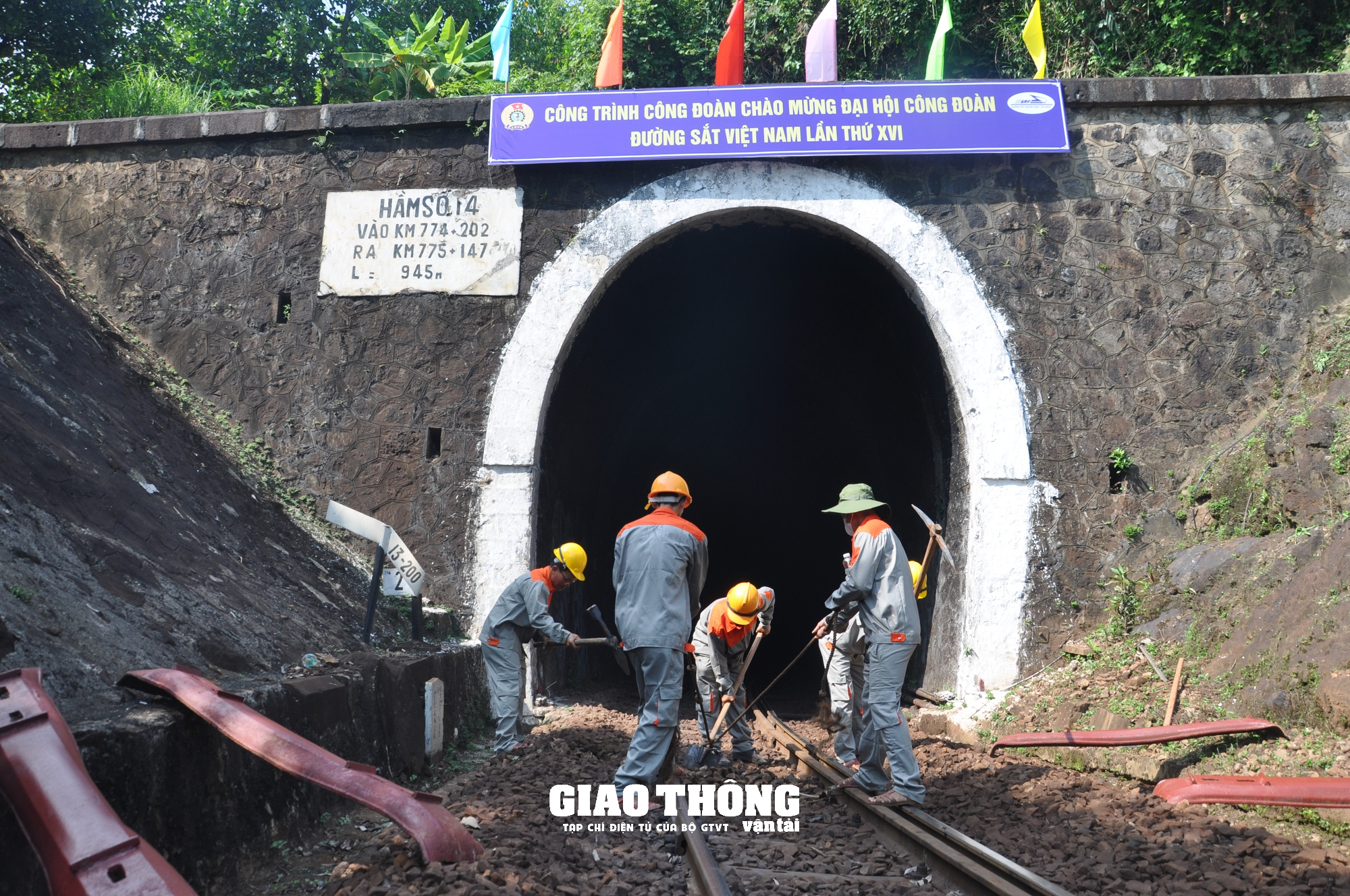 Khởi công sửa chữa đường trong công trình hầm đường sắt dài nhất Việt Nam - Ảnh 11.