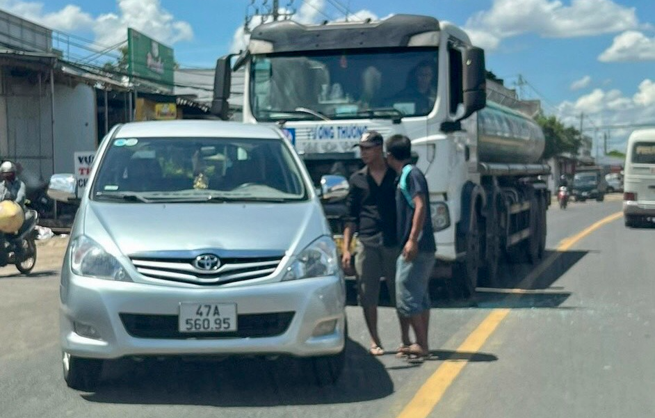 Tài xế ô tô con chặn đầu, hành hung tài xế xe bồn trên QL26 ở Đắk Lắk - Ảnh 1.