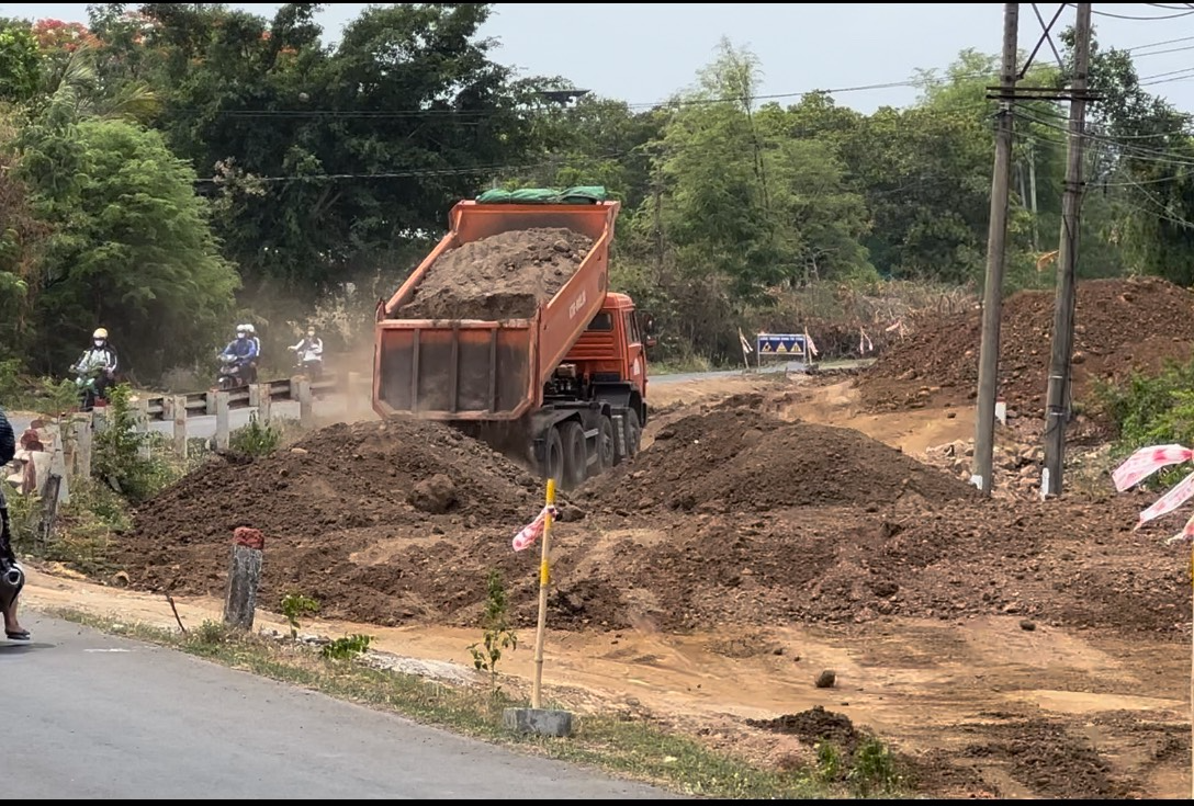Khai thác đất, đá trái phép san lấp công trình đường tỉnh lộ ở Đắk Lắk - Ảnh 1.