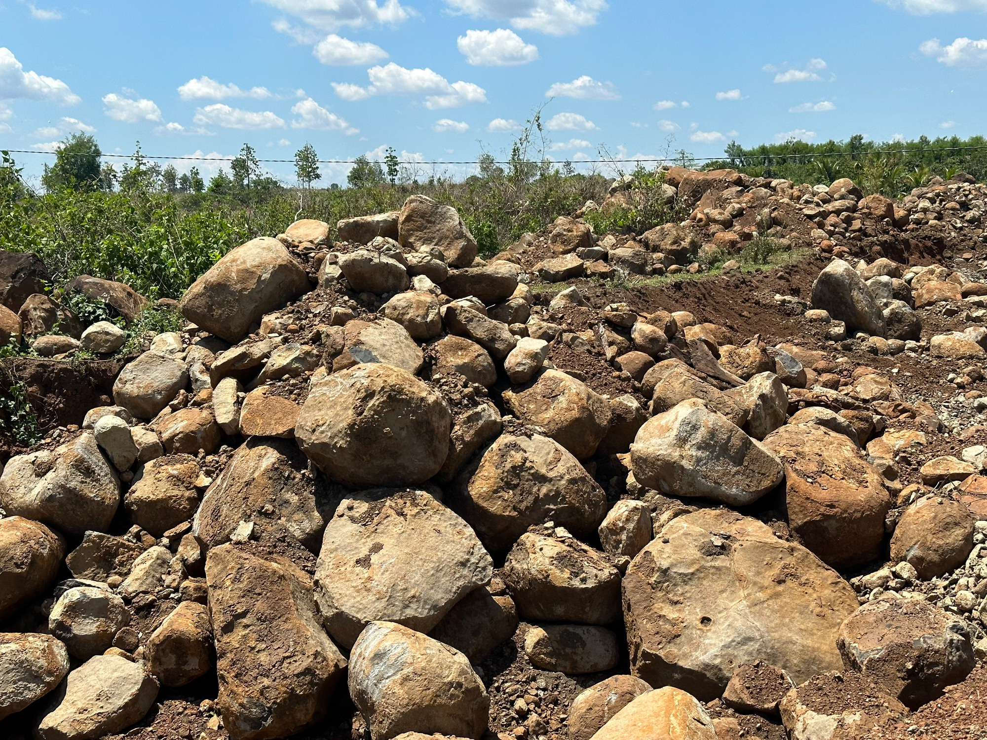 Khai thác đất, đá trái phép san lấp công trình đường tỉnh lộ ở Đắk Lắk - Ảnh 9.