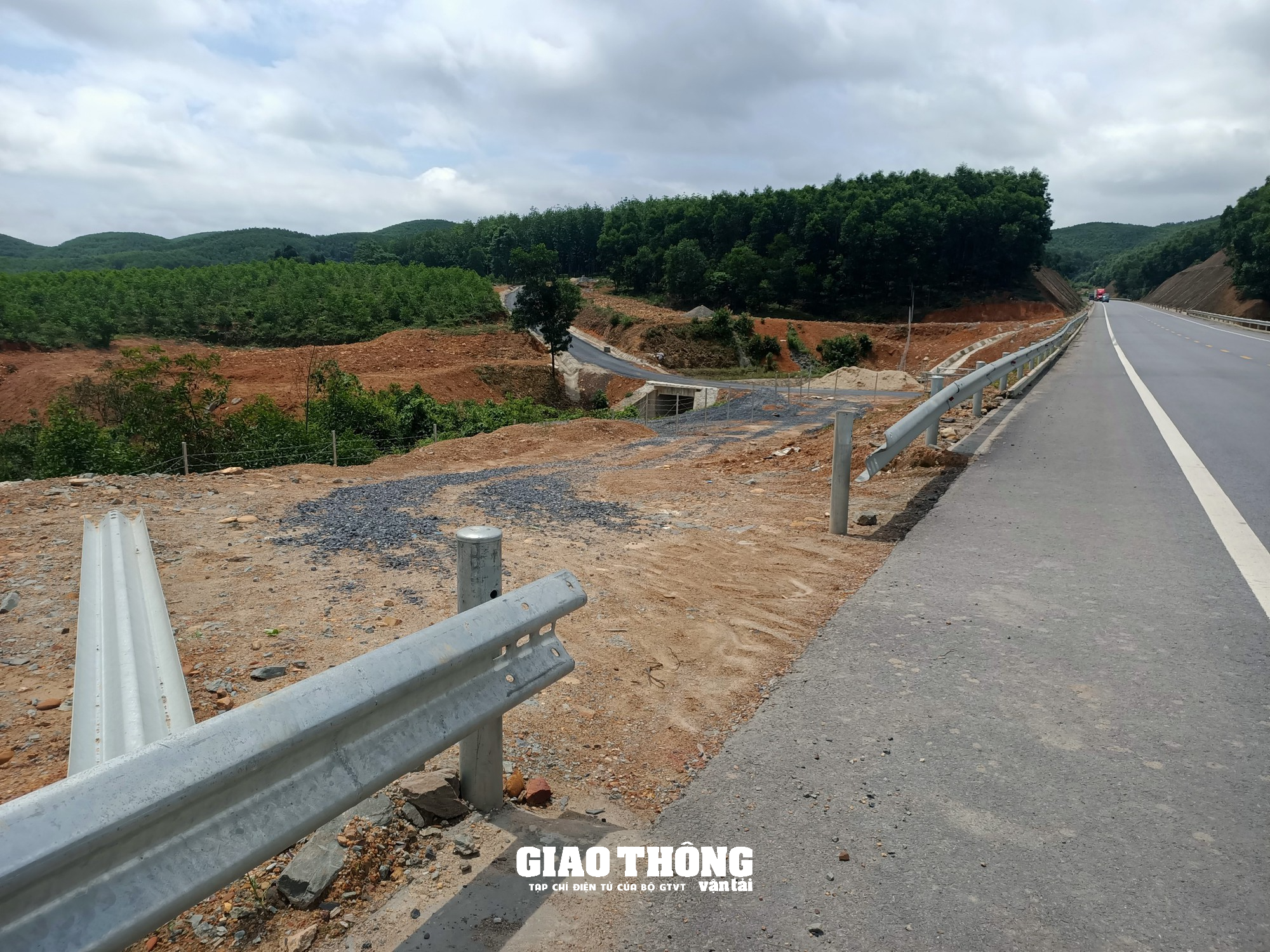 Báo động nạn tháo dỡ rào chắn tuyến cao tốc Cam Lộ-La Sơn - Ảnh 3.