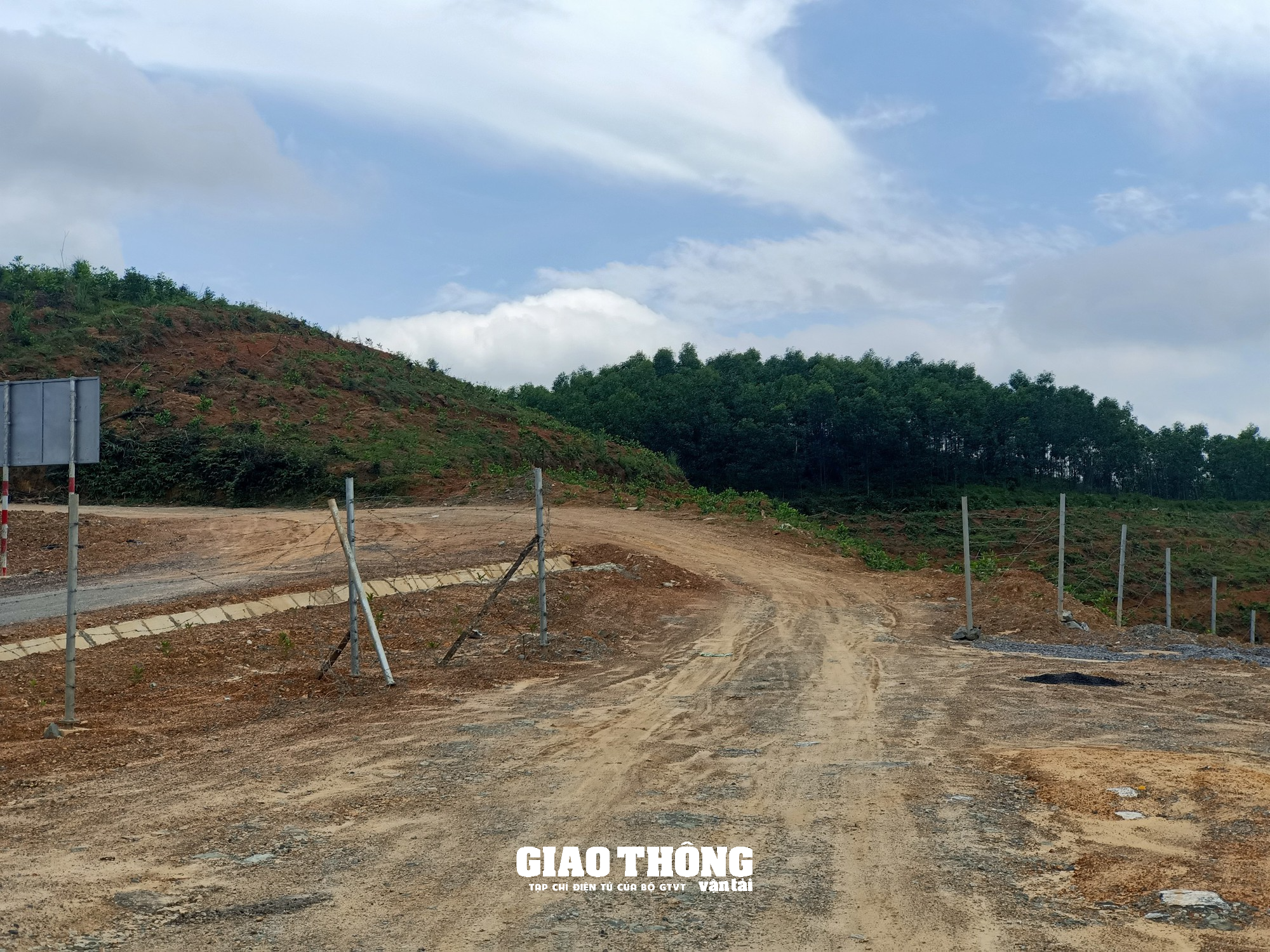 Báo động nạn tháo dỡ rào chắn tuyến cao tốc Cam Lộ-La Sơn - Ảnh 4.