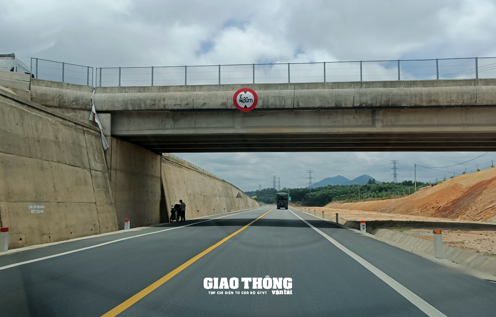 Báo động nạn tháo dỡ rào chắn tuyến cao tốc Cam Lộ-La Sơn - Ảnh 9.