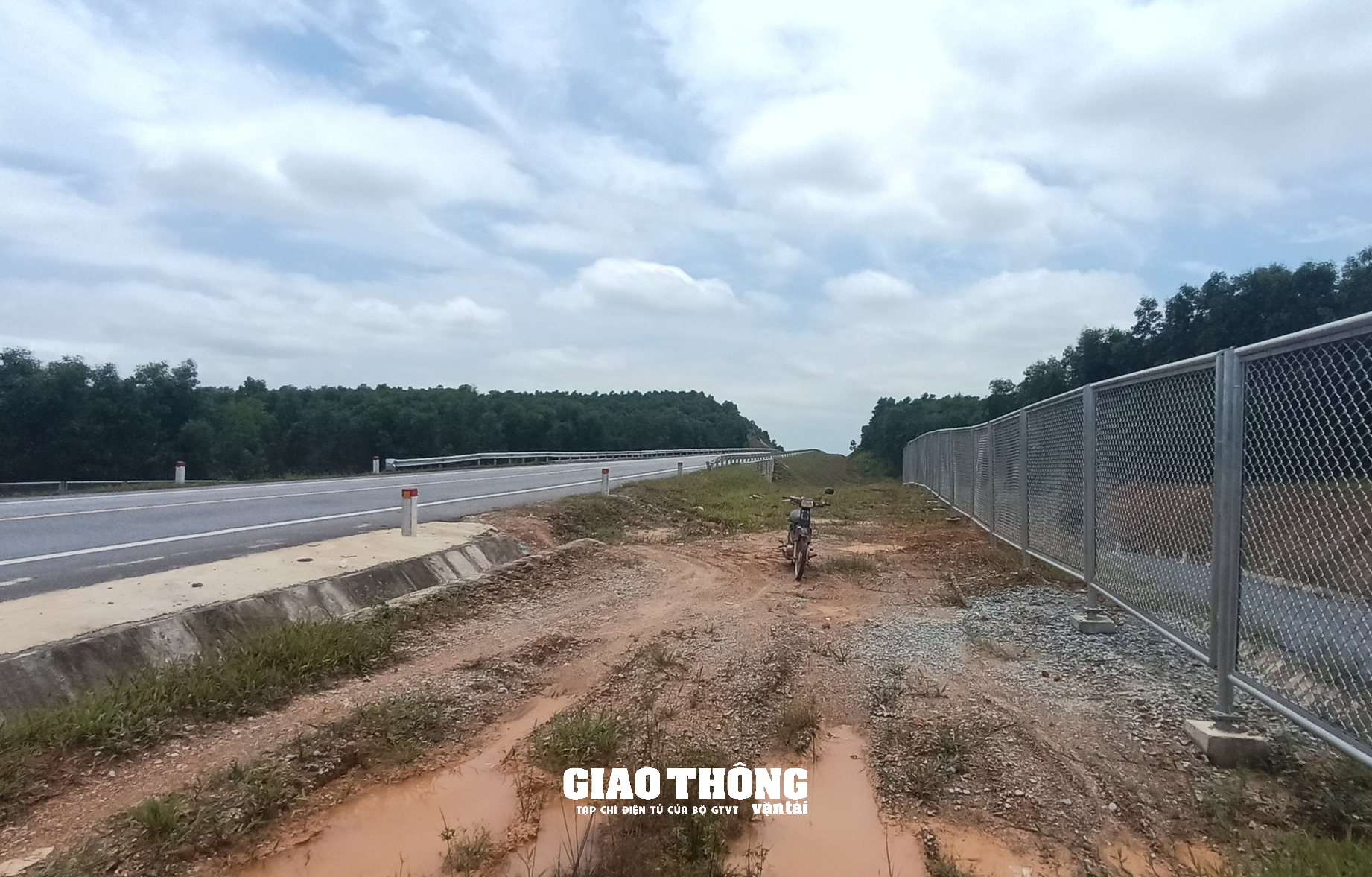 Báo động nạn tháo dỡ rào chắn tuyến cao tốc Cam Lộ-La Sơn - Ảnh 10.