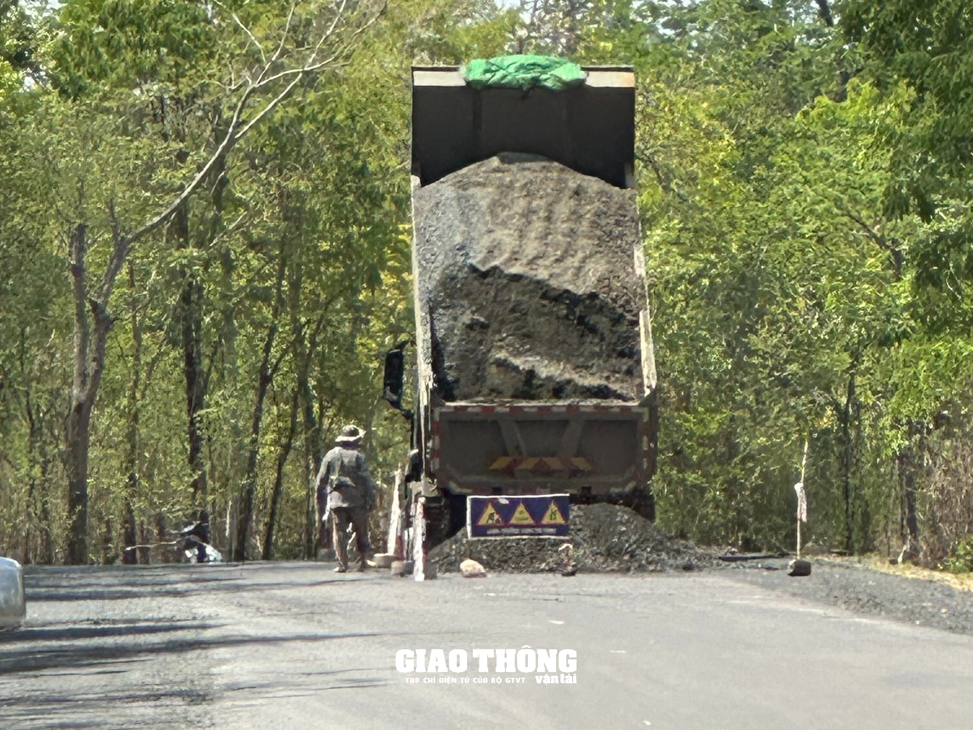 Xe ben hàng chục tấn chở đá rầm rập qua cầu 10 tấn ở Đắk Lắk - Ảnh 4.