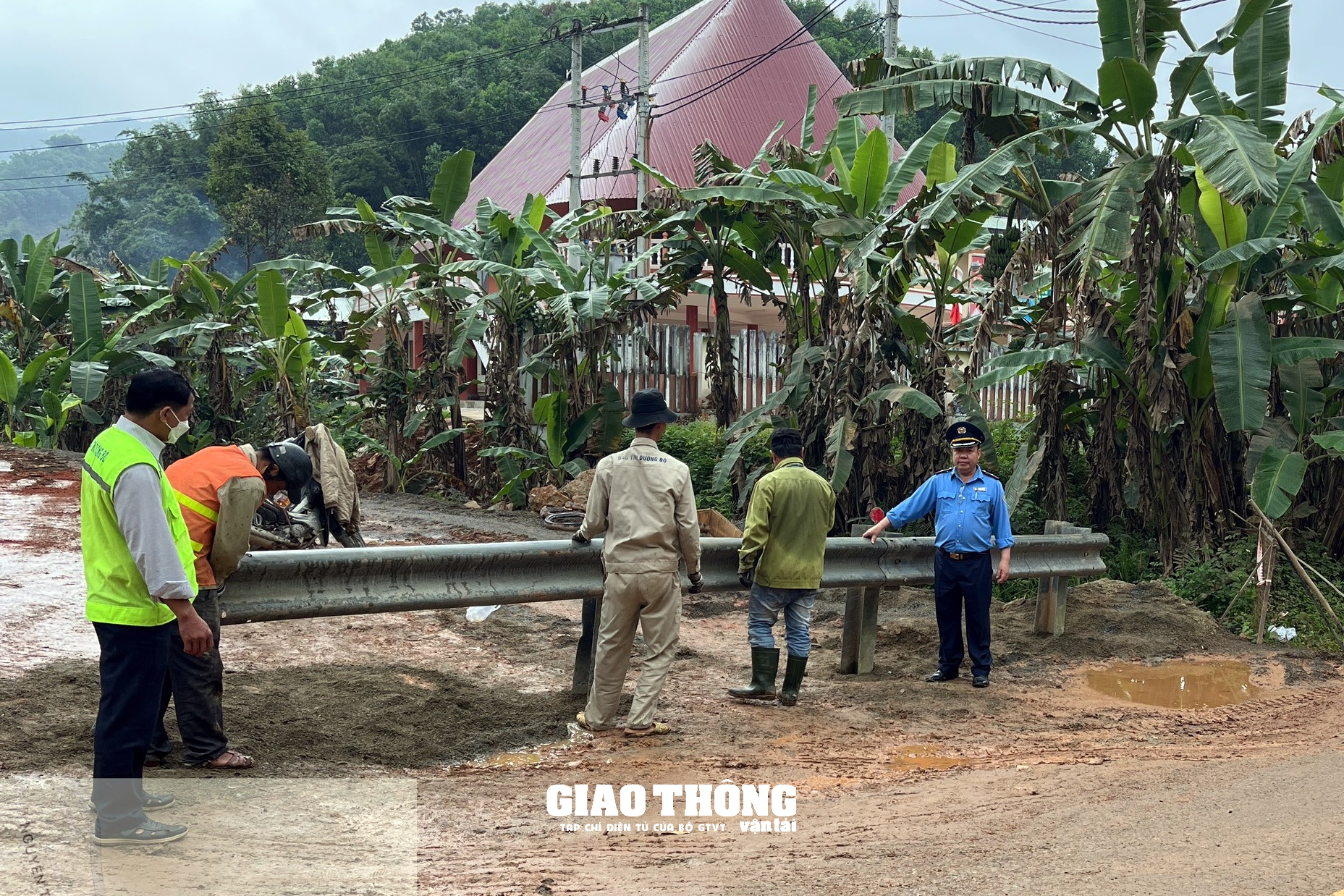 Ngăn chặn, xử lý nghiêm các trường hợp vi phạm hành lang đường bộ QL14G Quảng Nam - Ảnh 1.