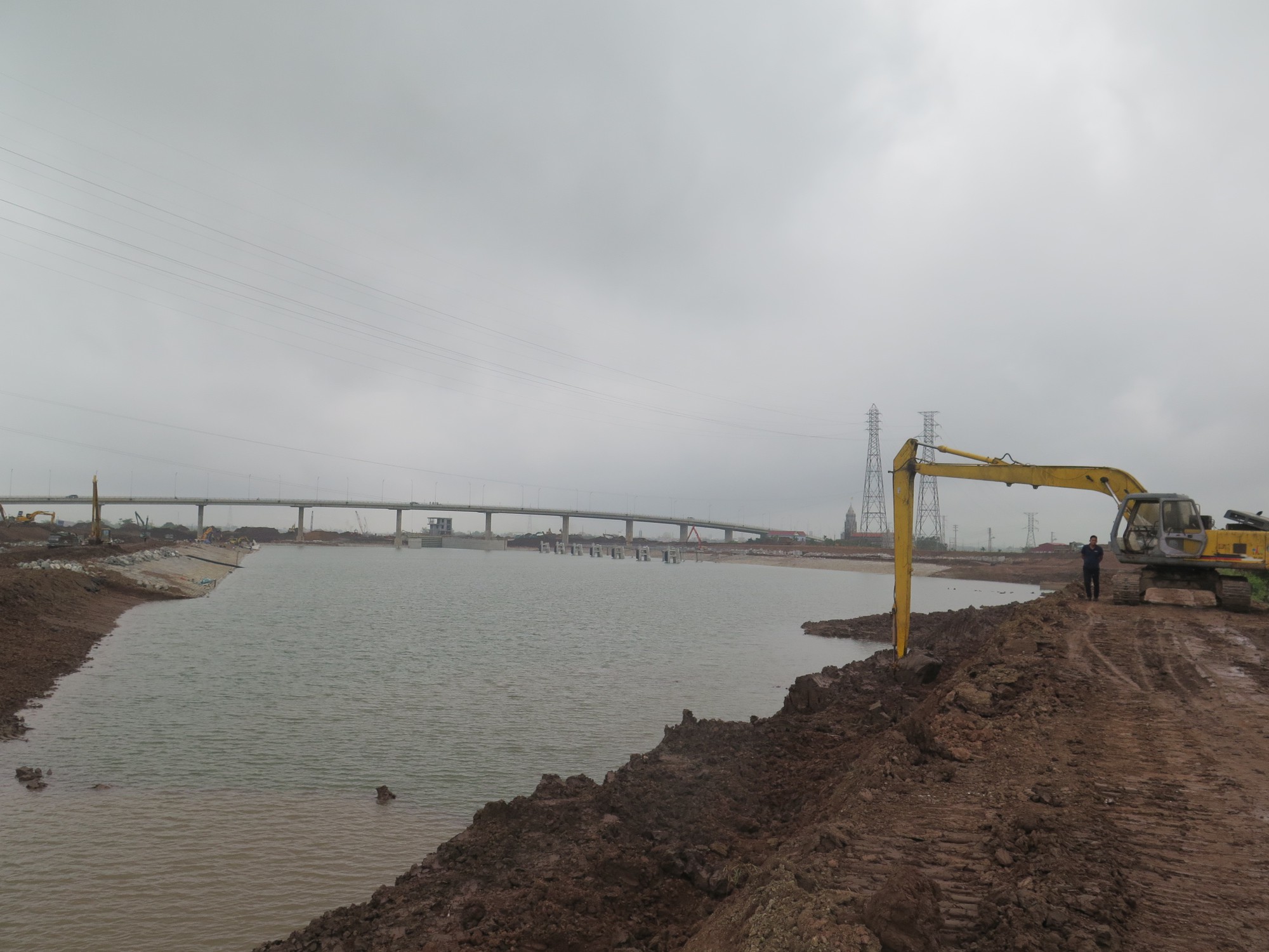 Video: Tuyến kênh đào đường thủy hiện đại nhất phía Bắc, hoàn thành cuối tháng 6/2023 - Ảnh 2.