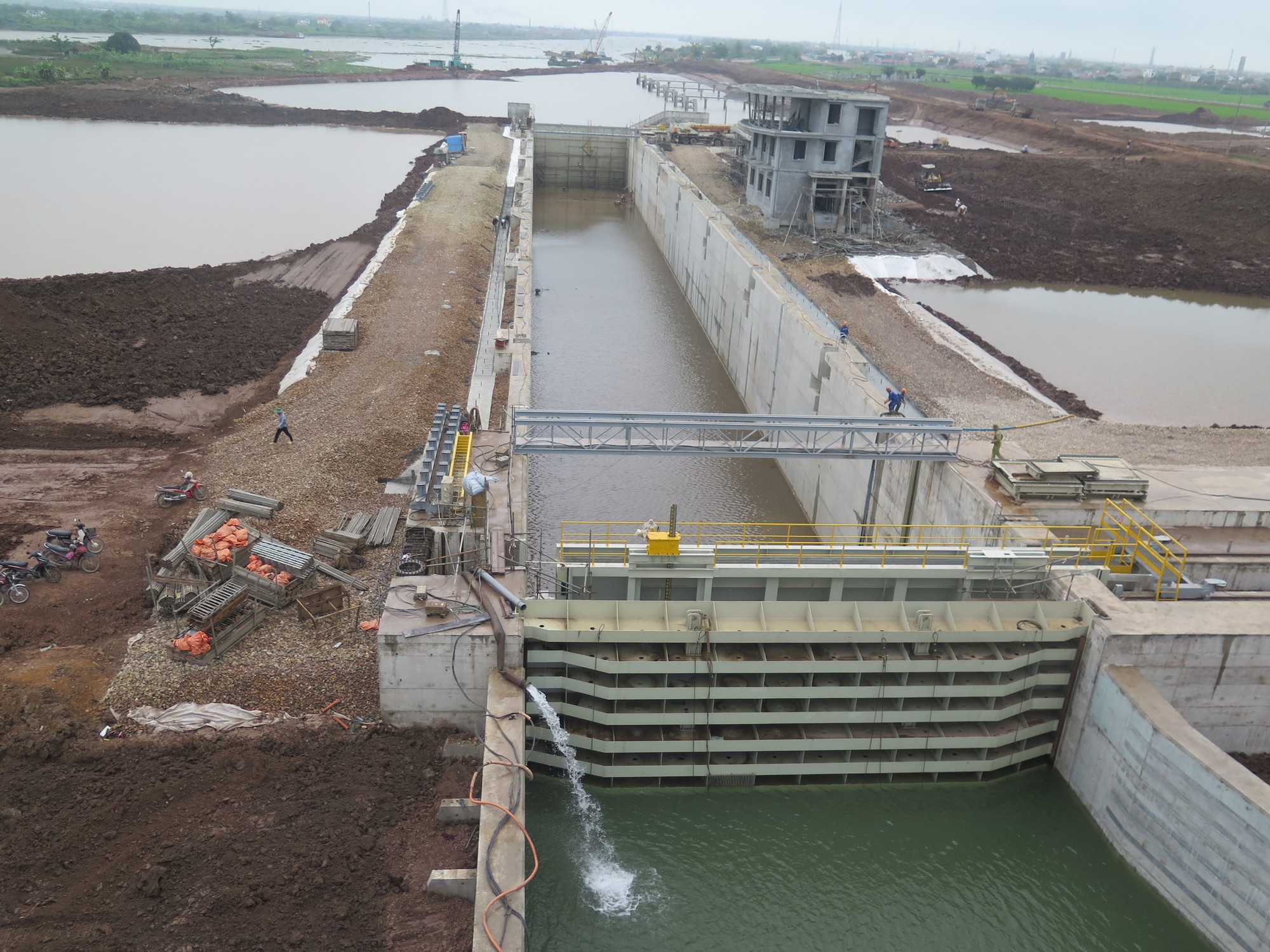 Video: Tuyến kênh đào đường thủy hiện đại nhất phía Bắc, hoàn thành cuối tháng 6/2023 - Ảnh 6.
