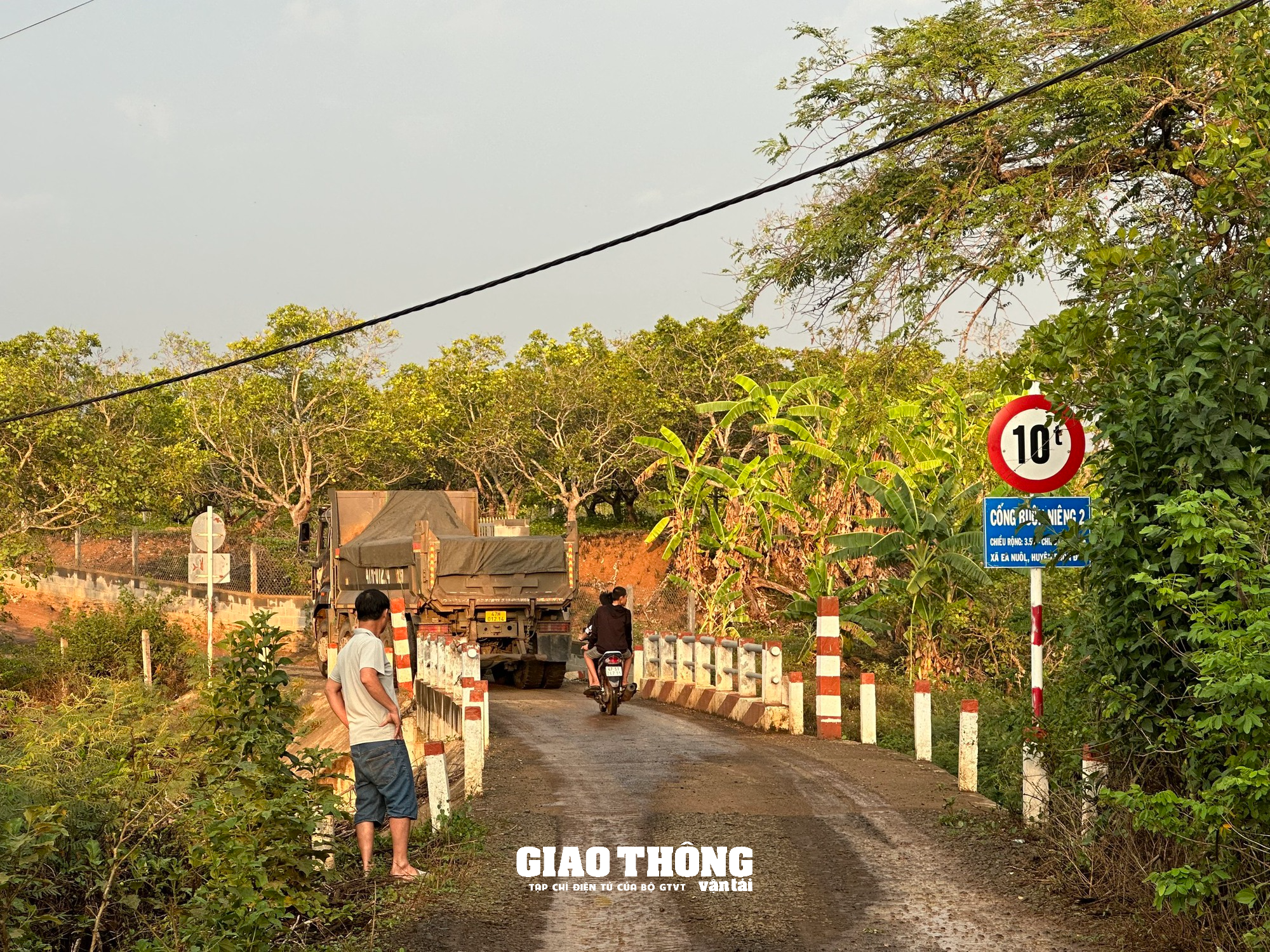 Vụ dàn xe ben chở đá rầm rập qua cầu 10 tấn ở Đắk Lắk: Biển báo giao thông bị xịt sơn đen - Ảnh 2.