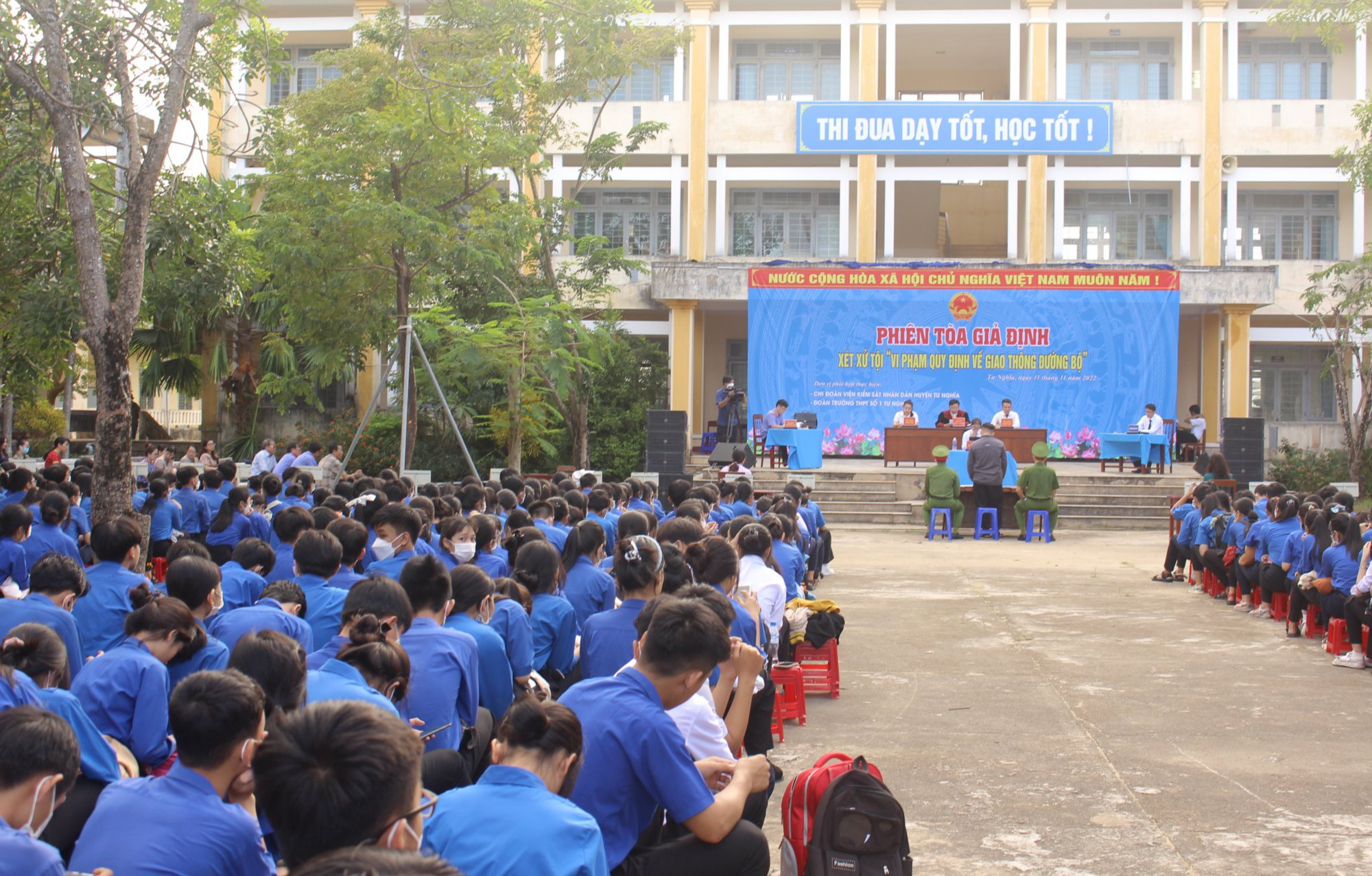 Giáo dục pháp luật ATGT cho học sinh qua phiên tòa giả định ở Quảng Ngãi - Ảnh 1.