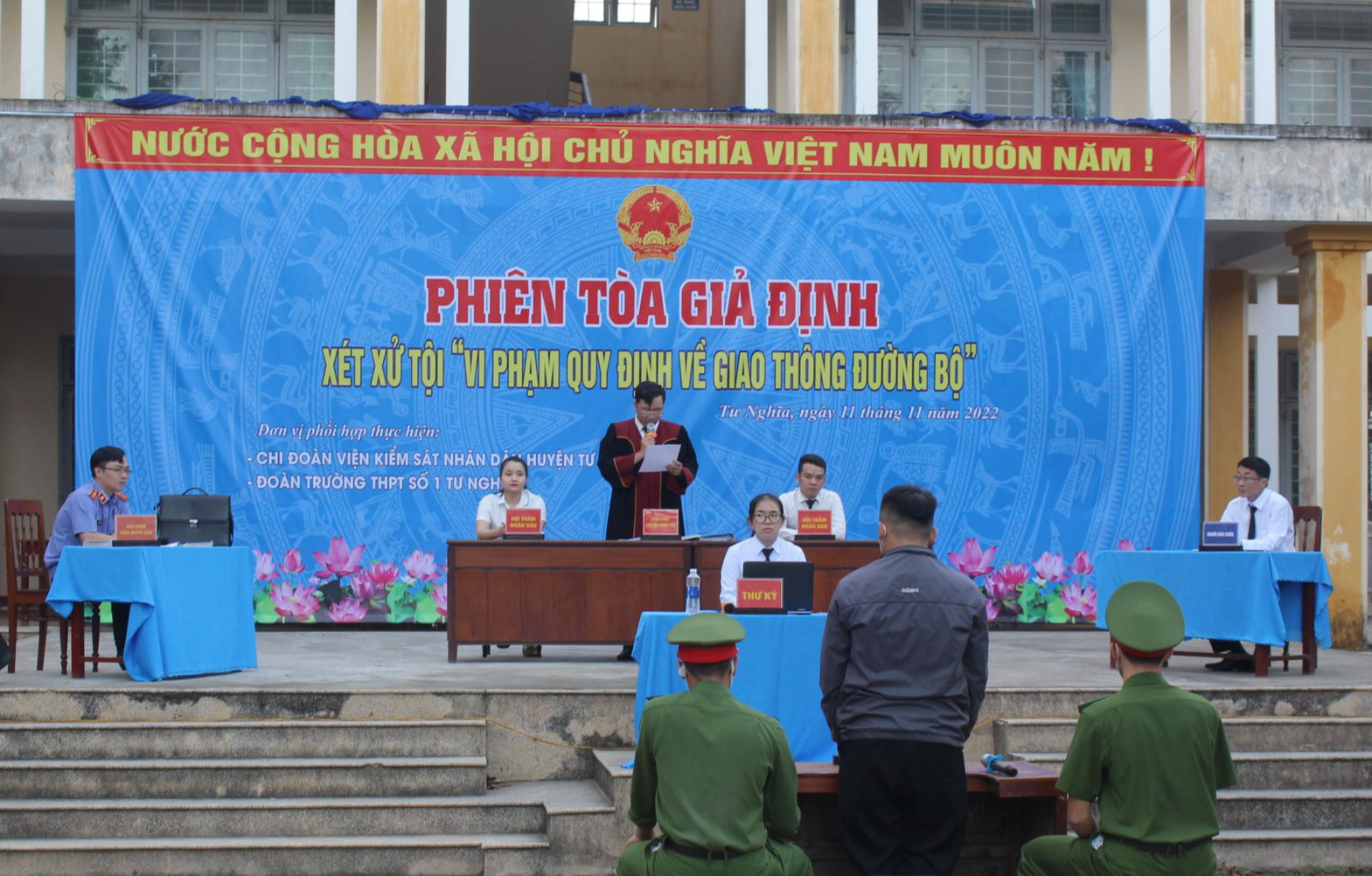 Giáo dục pháp luật ATGT cho học sinh qua phiên tòa giả định ở Quảng Ngãi - Ảnh 2.