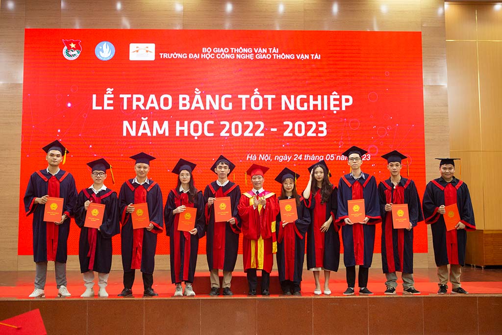 Hơn 500 sinh viên Trường Đại học Công nghệ GTVT nhận bằng tốt nghiệp năm học 2022 - 2023 - Ảnh 1.