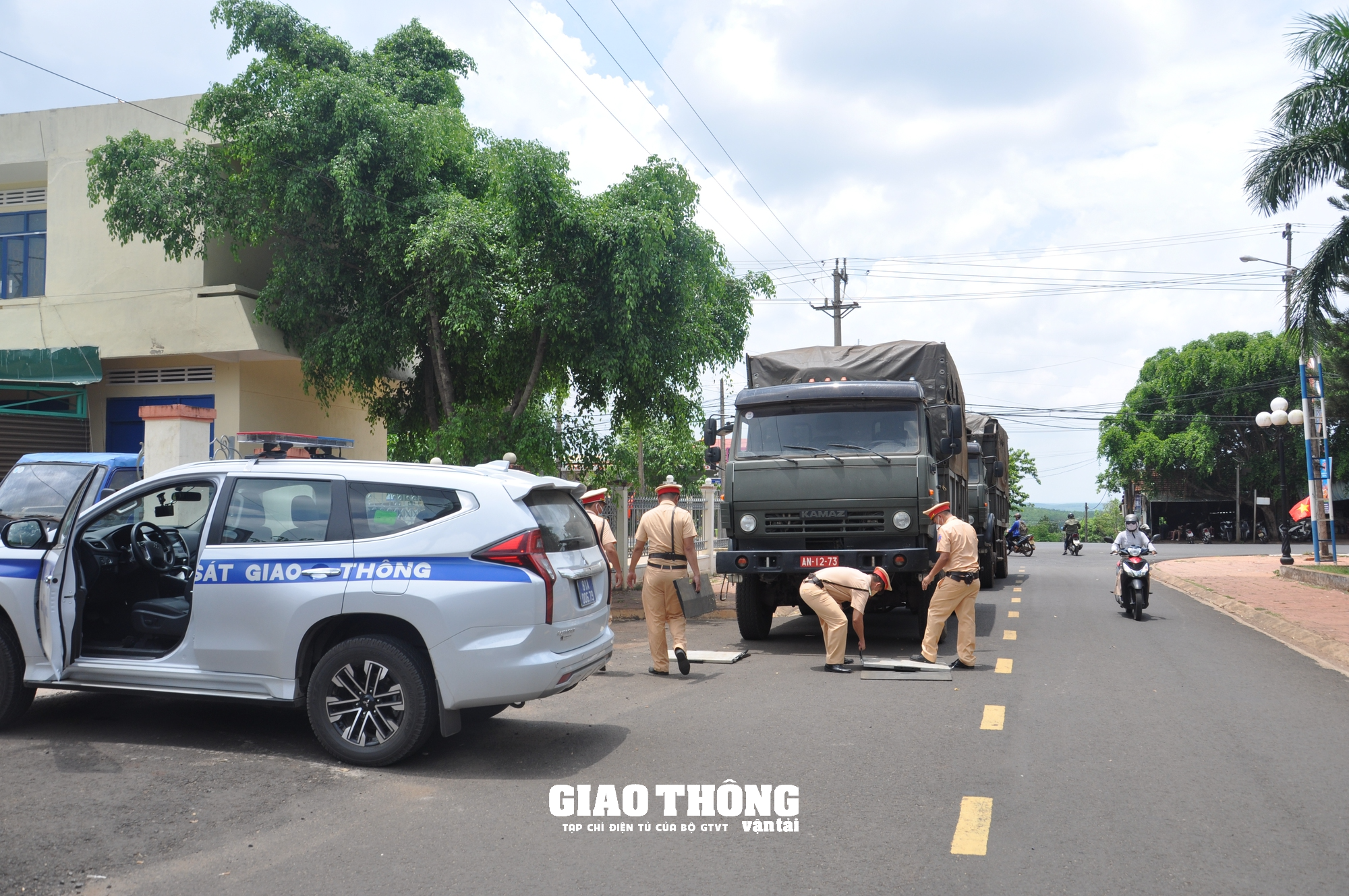 CSGT Kon Tum, Gia Lai quyết liệt xử lý quá tải trên tuyến quốc lộ - Ảnh 7.