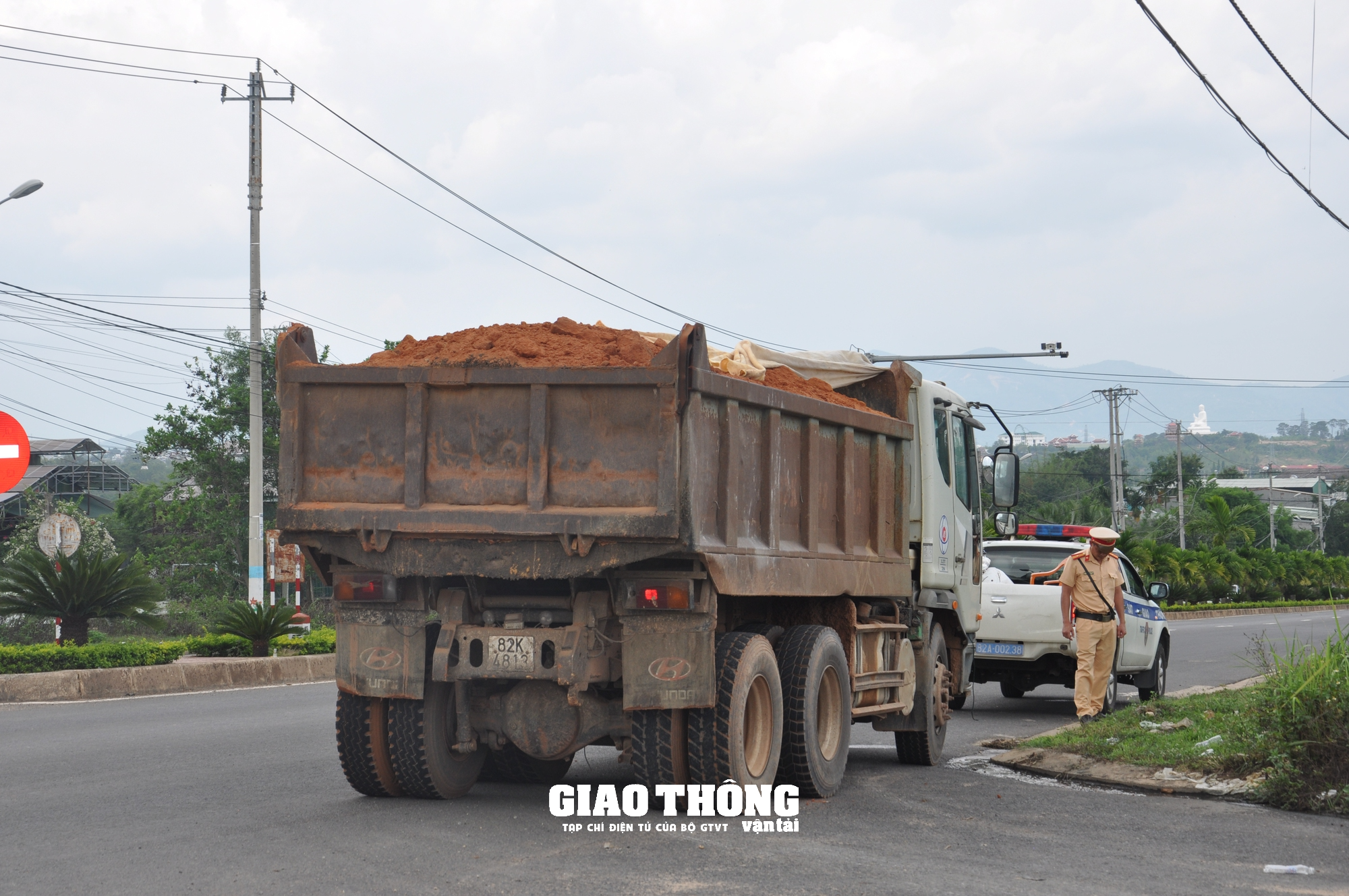 CSGT Kon Tum, Gia Lai quyết liệt xử lý quá tải trên tuyến quốc lộ - Ảnh 10.