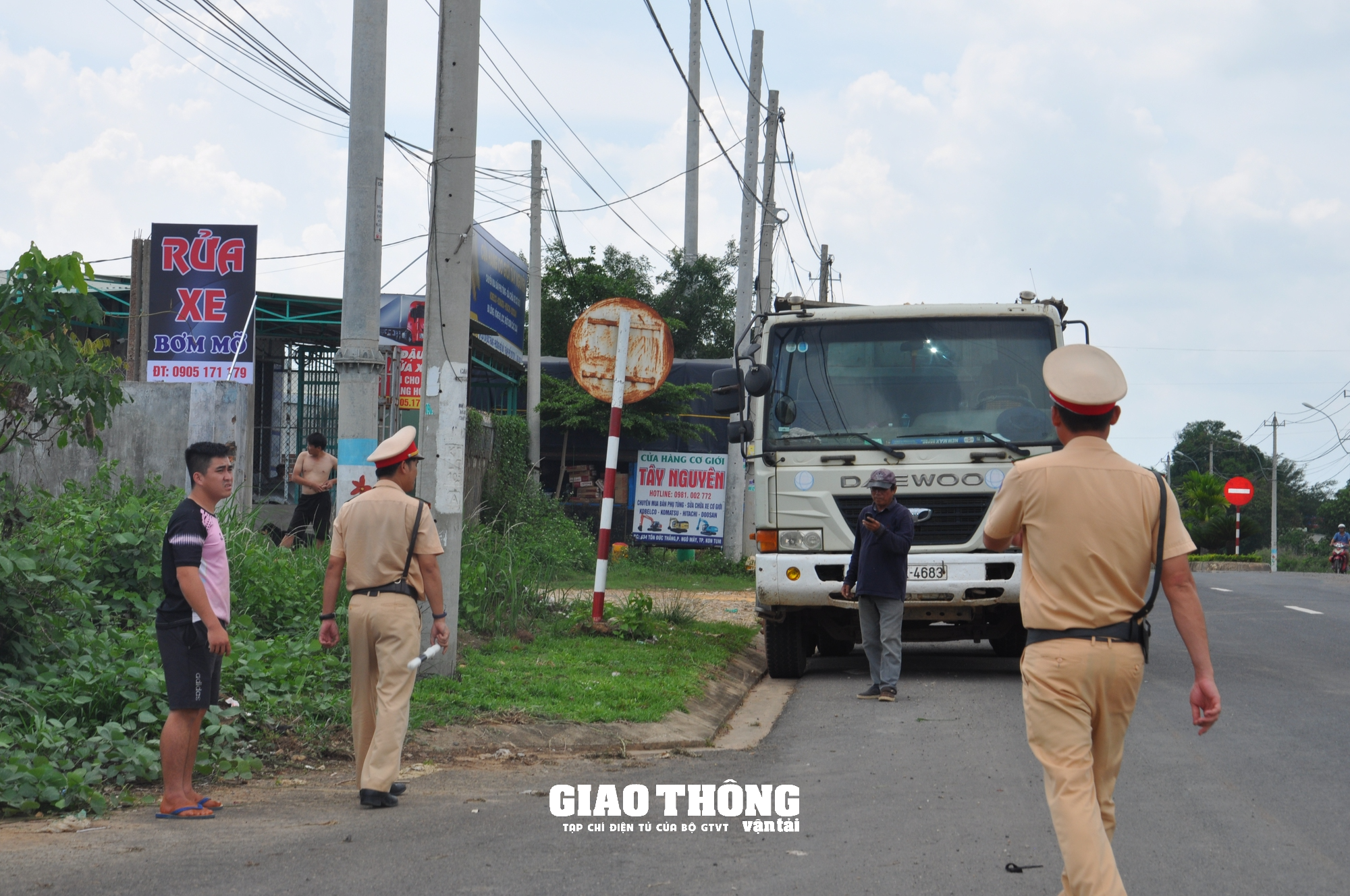 CSGT Kon Tum, Gia Lai quyết liệt xử lý quá tải trên tuyến quốc lộ - Ảnh 11.