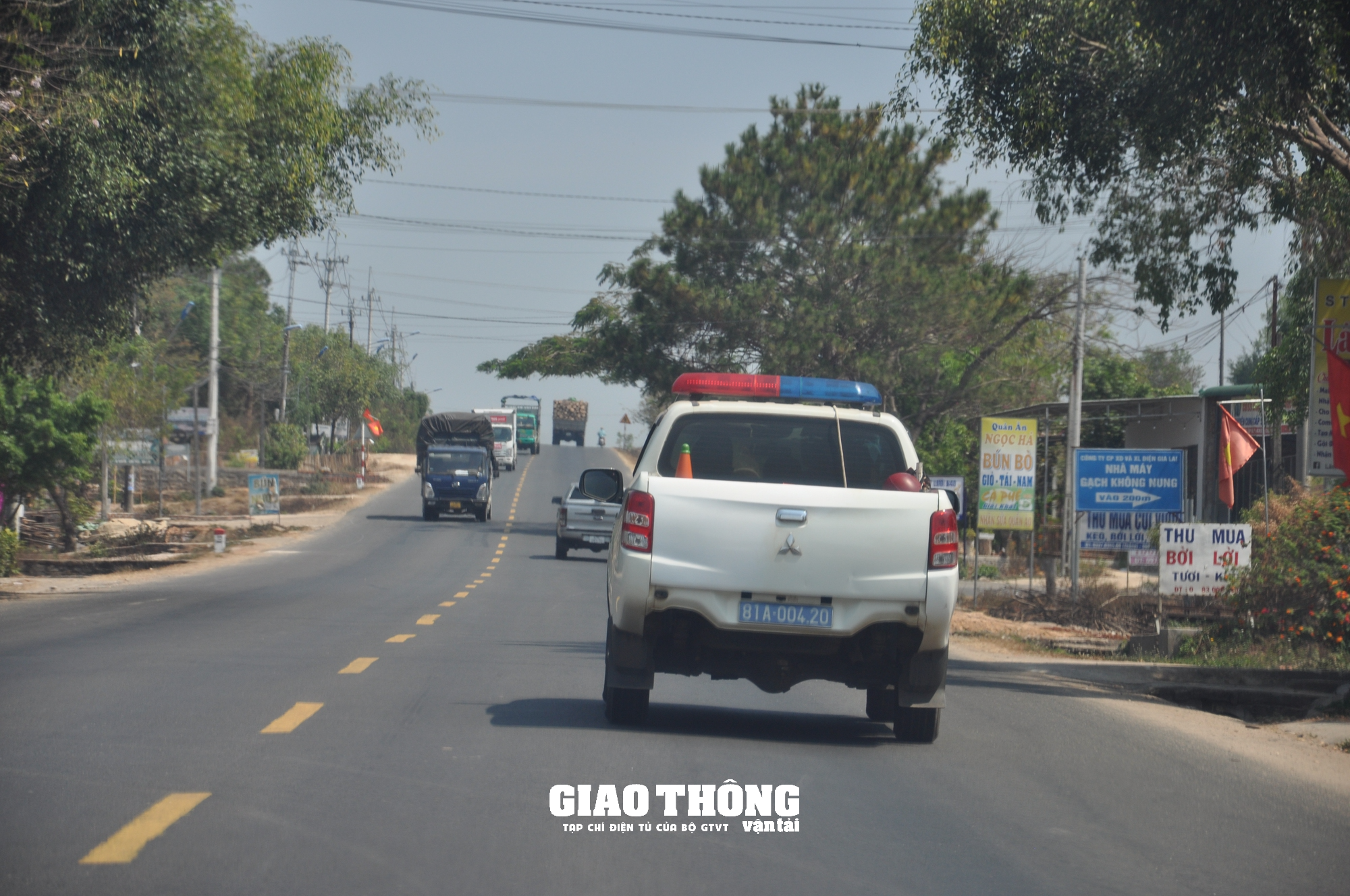 Xe bất tuân phân luồng trên tuyến Hồ Chí Minh qua TP. Pleiku, Ban ATGT đề nghị CSGT xử lý nghiêm - Ảnh 1.