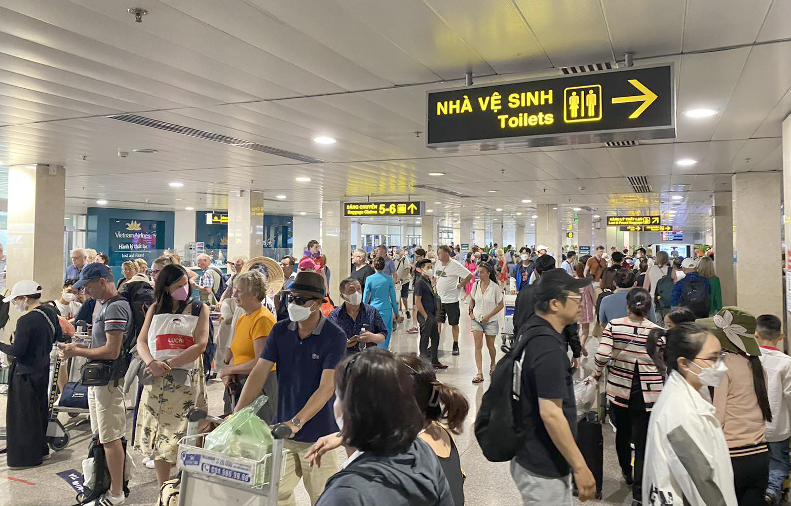 TP.HCM người dân ùn ùn quay lại sau lễ, sân bay Tân Sơn Nhất đón hơn 129.000 khách - Ảnh 2.