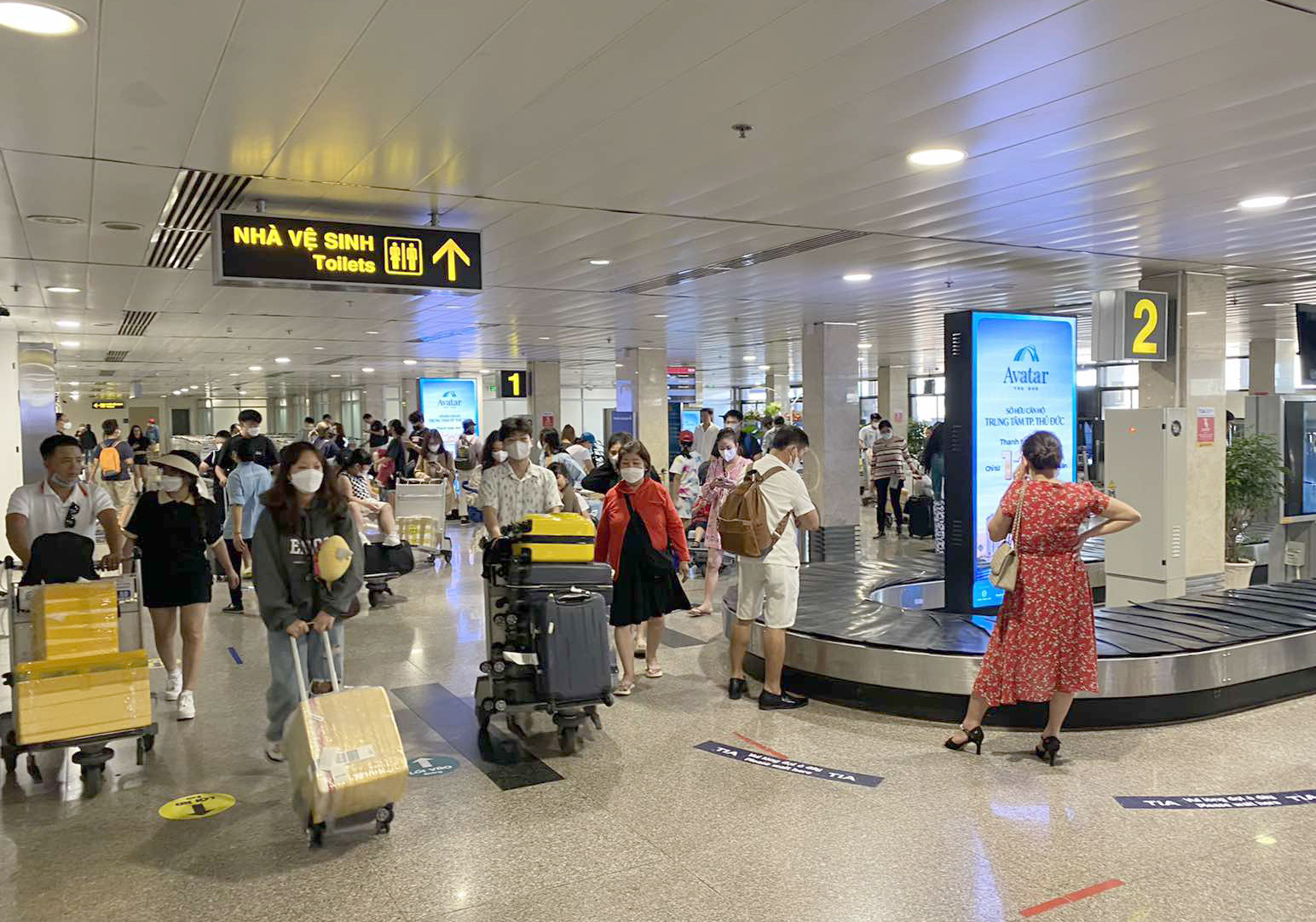 TP.HCM người dân ùn ùn quay lại sau lễ, sân bay Tân Sơn Nhất đón hơn 129.000 khách - Ảnh 4.