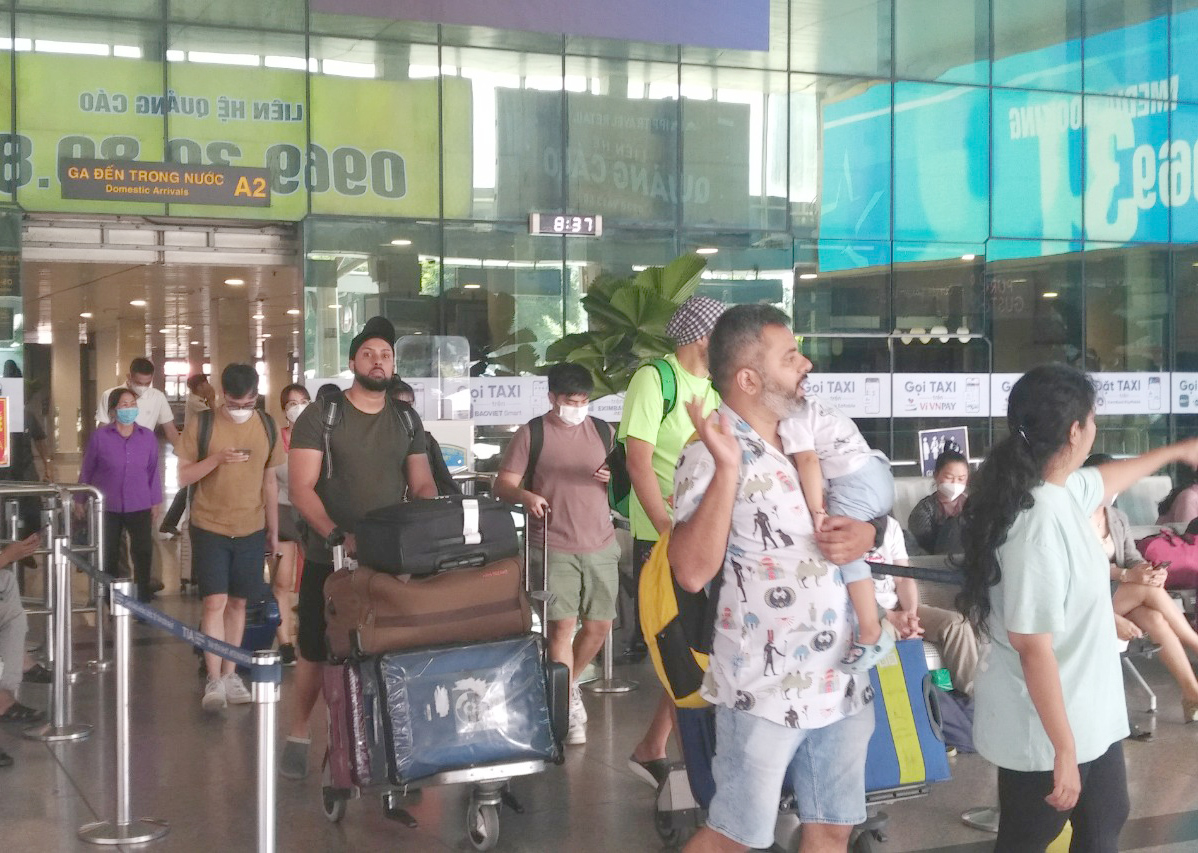 TP.HCM người dân ùn ùn quay lại sau lễ, sân bay Tân Sơn Nhất đón hơn 129.000 khách - Ảnh 6.