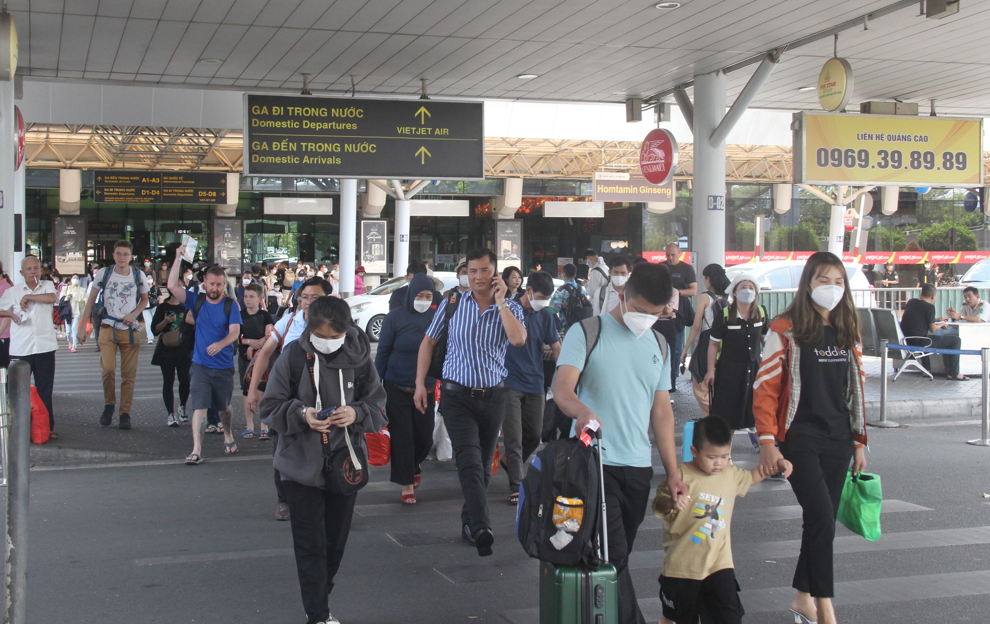 TP.HCM người dân ùn ùn quay lại sau lễ, sân bay Tân Sơn Nhất đón hơn 129.000 khách - Ảnh 7.