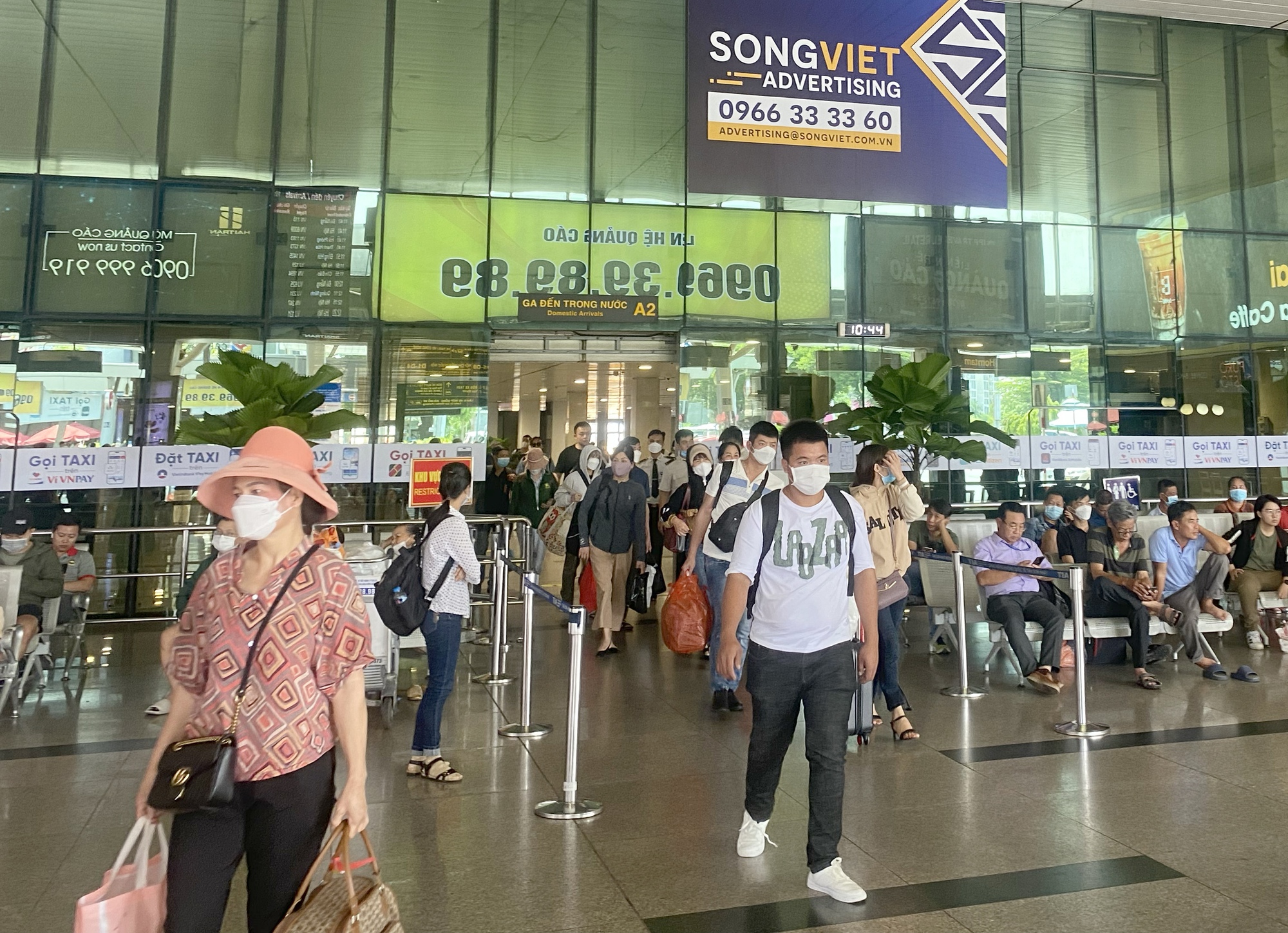 TP.HCM người dân ùn ùn quay lại sau lễ, sân bay Tân Sơn Nhất đón hơn 129.000 khách - Ảnh 5.