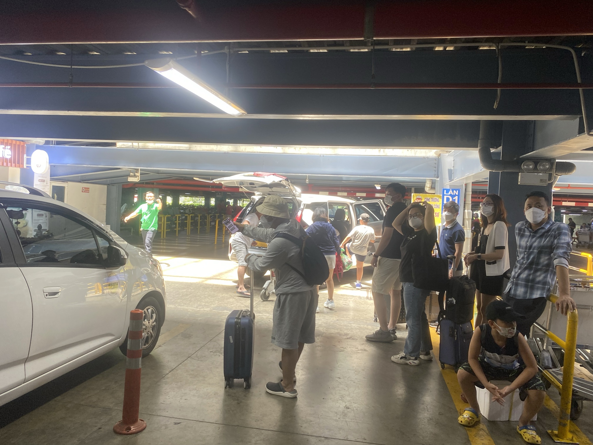 TP.HCM người dân ùn ùn quay lại sau lễ, sân bay Tân Sơn Nhất đón hơn 129.000 khách - Ảnh 11.
