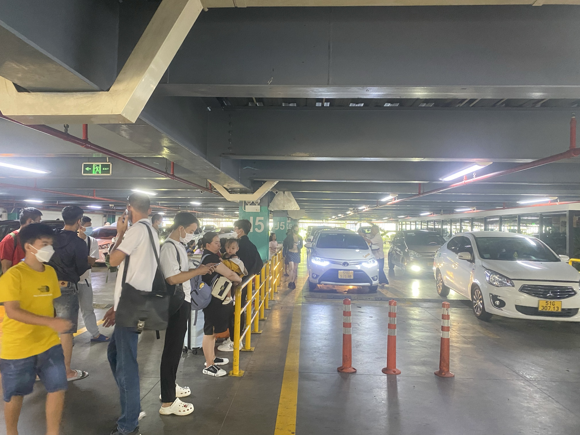 TP.HCM người dân ùn ùn quay lại sau lễ, sân bay Tân Sơn Nhất đón hơn 129.000 khách - Ảnh 10.