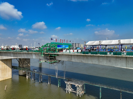 Cầu Vĩnh Tuy 2 hoàn tất khối hợp long cuối cùng, chuẩn bị thông xe vào đầu tháng 9/2023 - Ảnh 1.