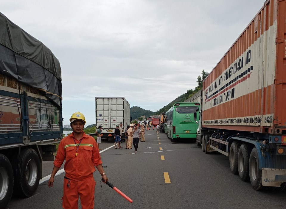 Video hai ô tô khách đâm trực diện trên tuyến La Sơn-Túy Loan: 5 người thương vong, kẹt xe 2 chiều - Ảnh 3.