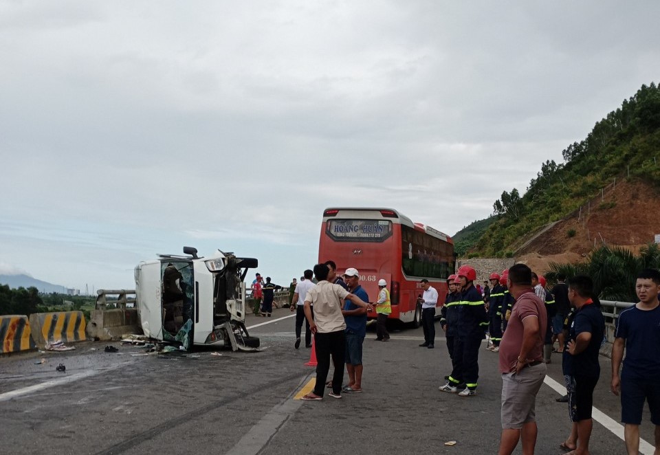 Video hai ô tô khách đâm trực diện trên tuyến La Sơn-Túy Loan: 5 người thương vong, kẹt xe 2 chiều - Ảnh 1.
