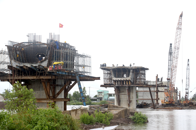 Công trường thi công cầu vượt trên tuyến đi qua Khu công nghiệp Hoà Trung thuộc dự án tuyến tránh QL1A qua tỉnh Cà Mau