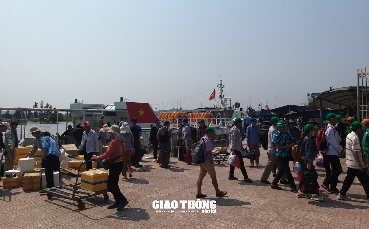 Khách đến Lý Sơn, Cù Lao Chàm tăng, vận tải đường thủy được đảm bảo ATGT - Ảnh 1.