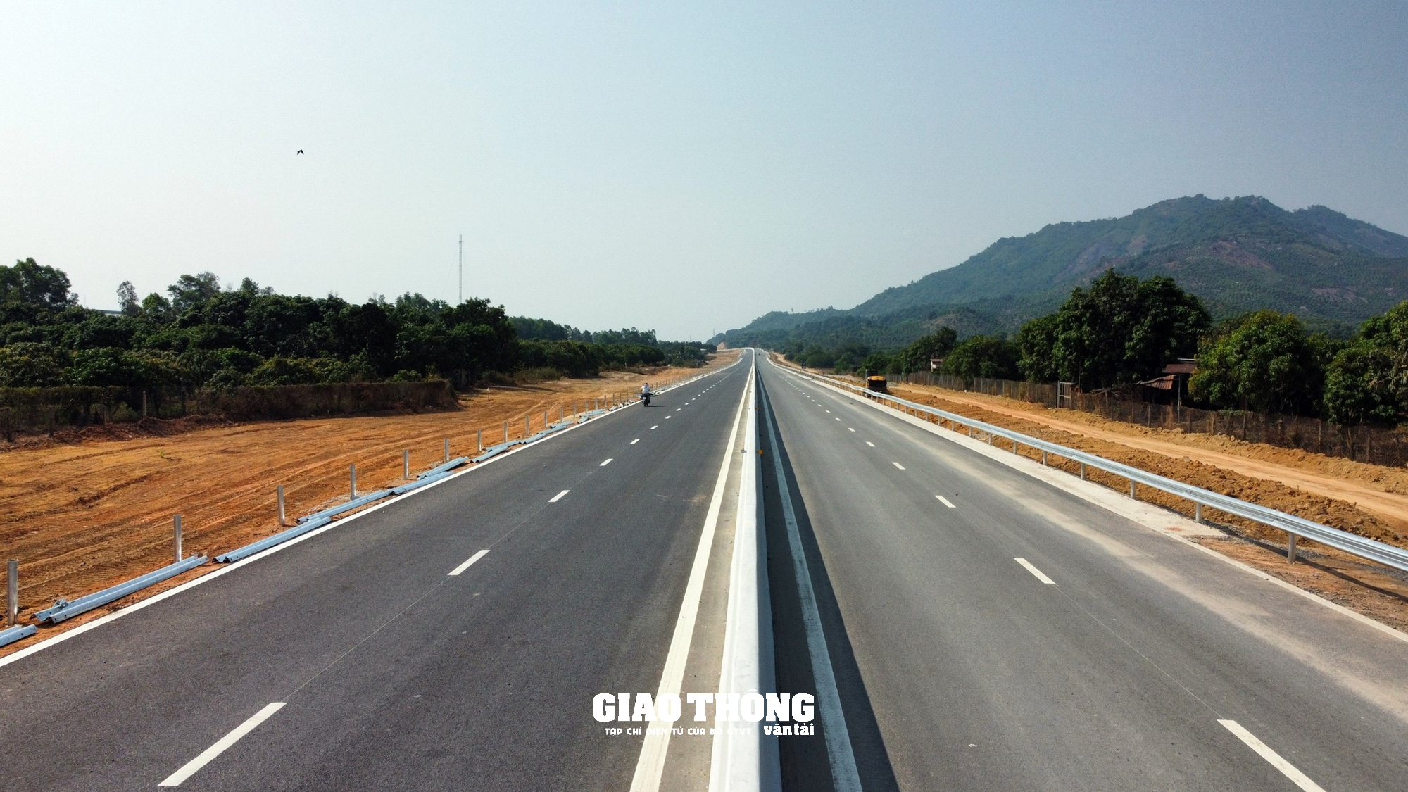 Thi công hoàn thiện cao tốc Nha Trang – Cam Lâm, thông xe vào 19/5 - Ảnh 1.