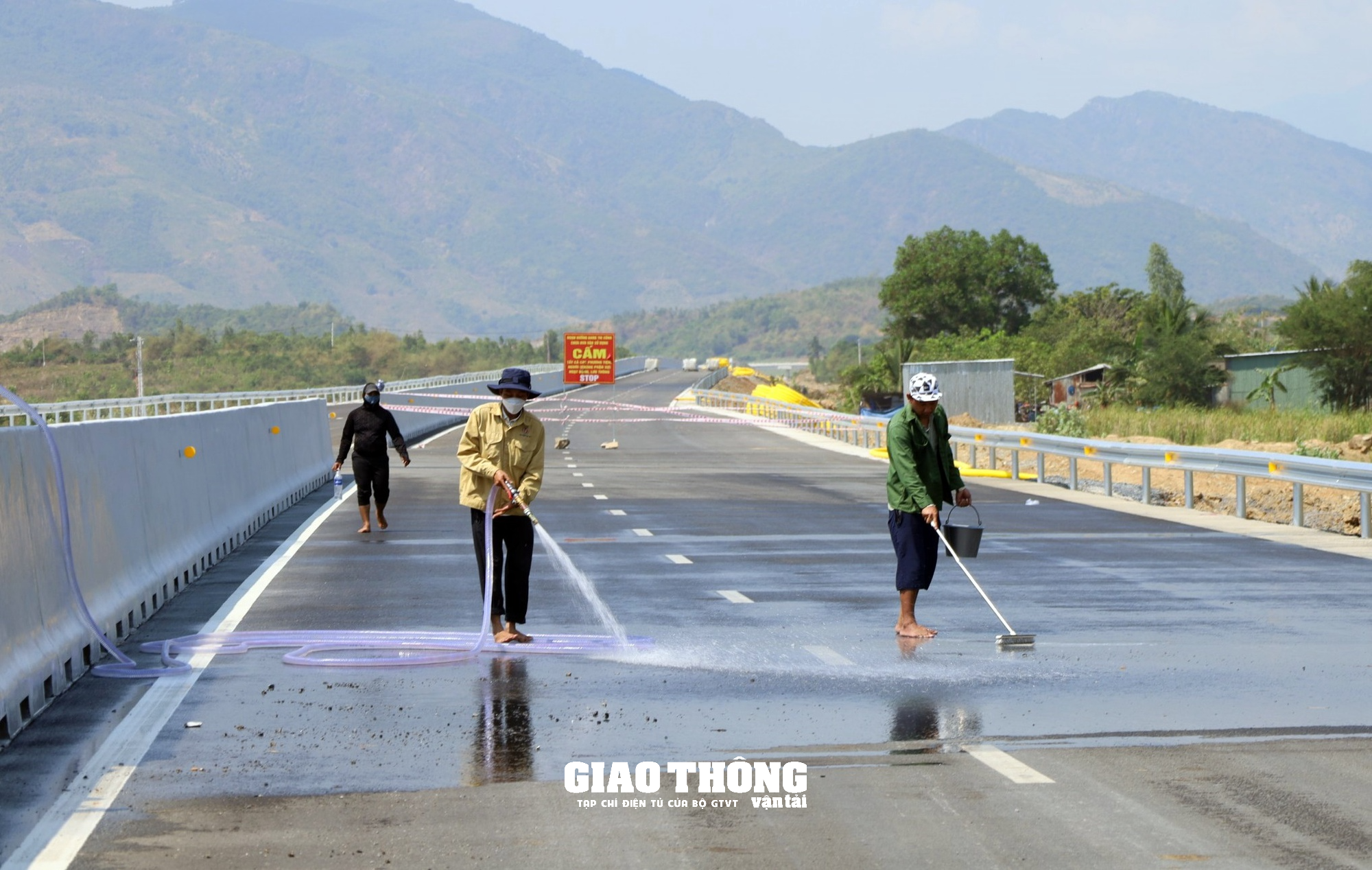 Thi công hoàn thiện cao tốc Nha Trang – Cam Lâm, thông xe vào 19/5 - Ảnh 7.