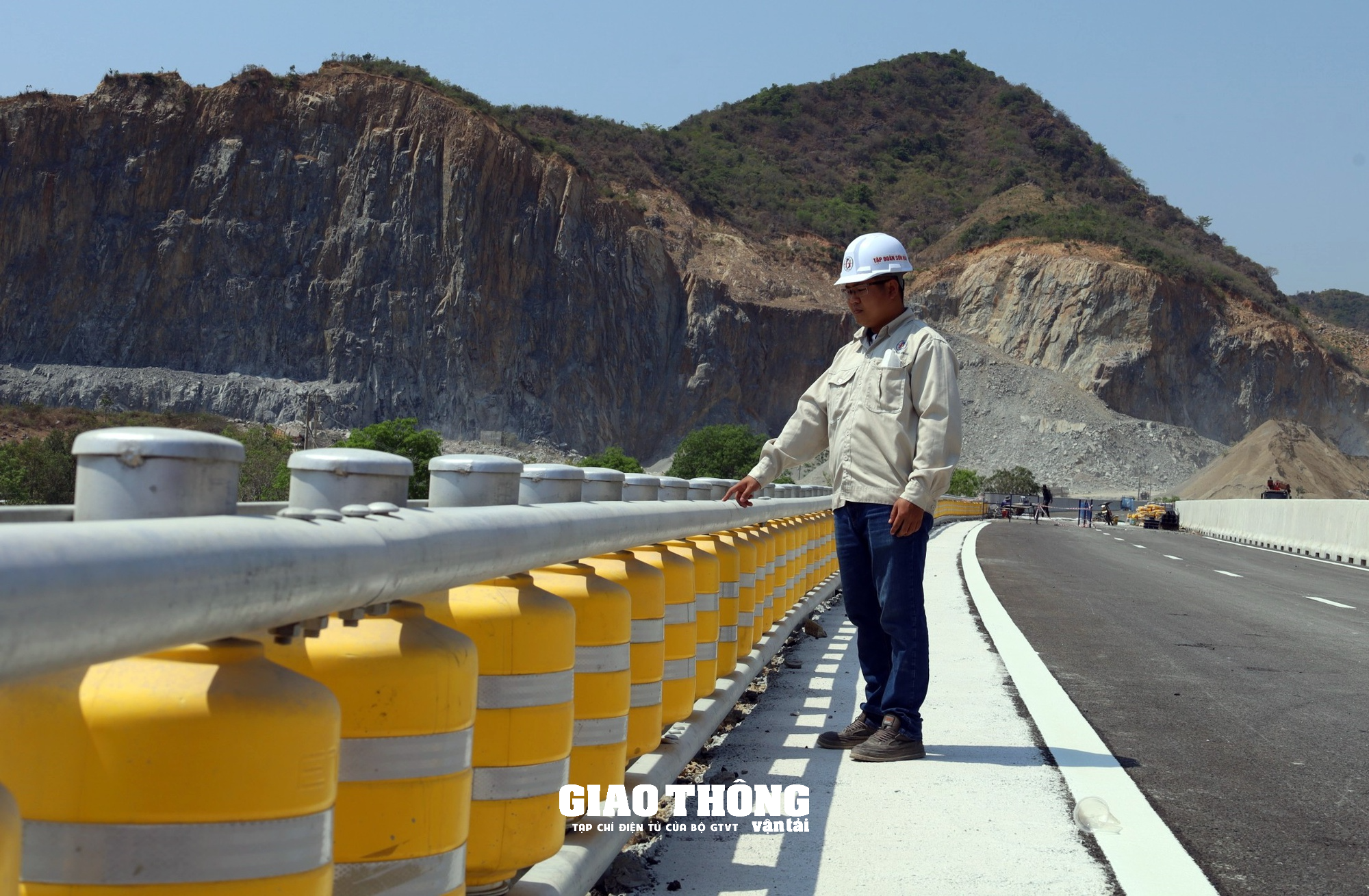 Thi công hoàn thiện cao tốc Nha Trang – Cam Lâm, thông xe vào 19/5 - Ảnh 9.