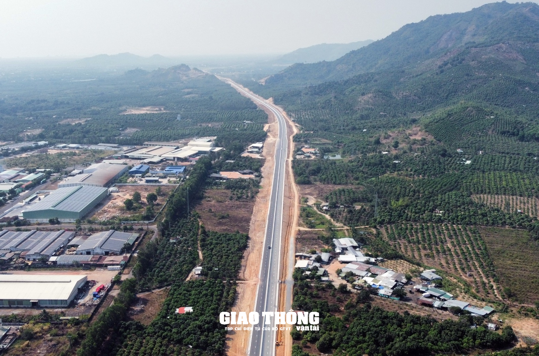Thi công hoàn thiện cao tốc Nha Trang – Cam Lâm, thông xe vào 19/5 - Ảnh 2.