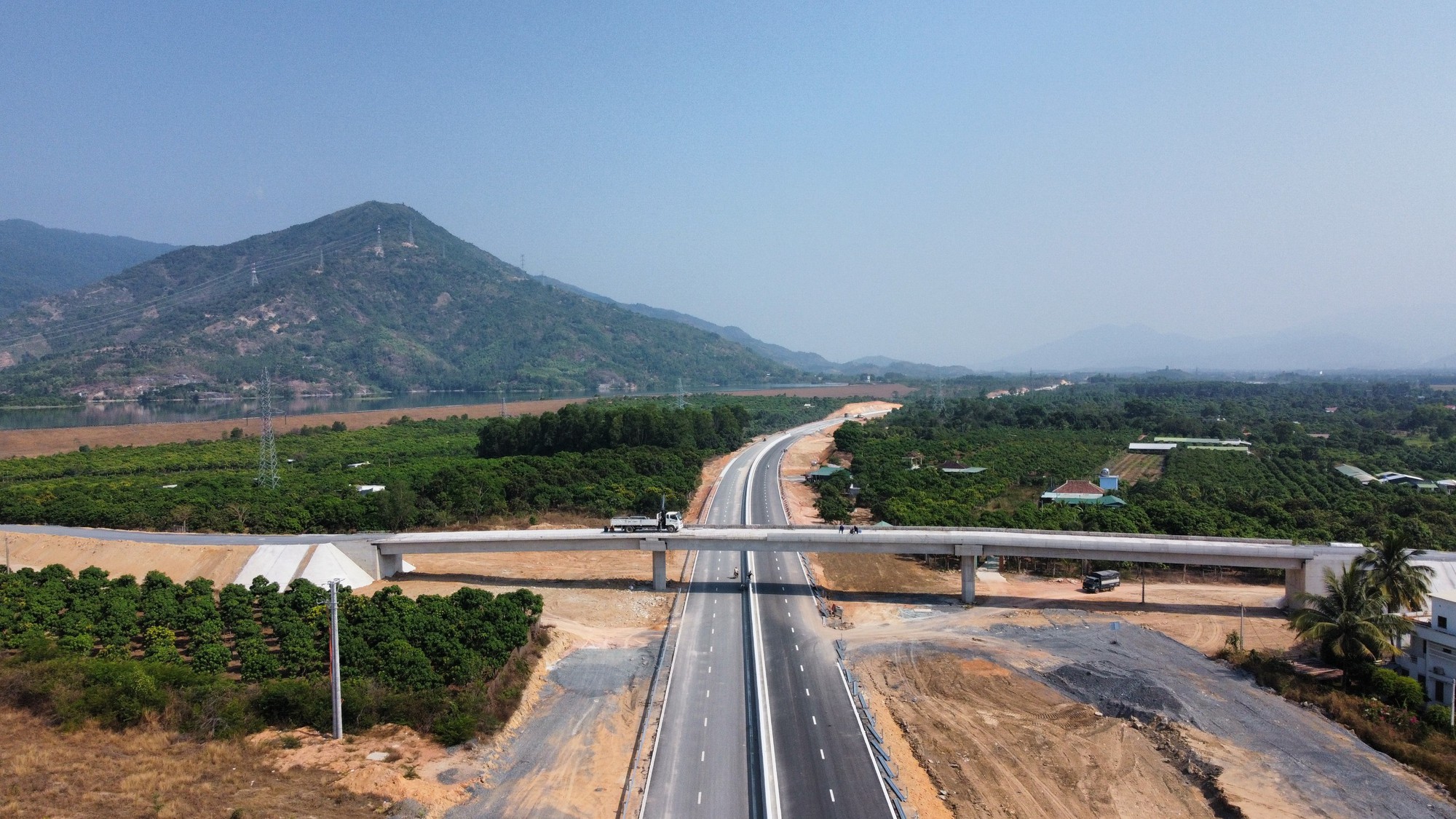 Thi công hoàn thiện cao tốc Nha Trang – Cam Lâm, thông xe vào 19/5 - Ảnh 8.