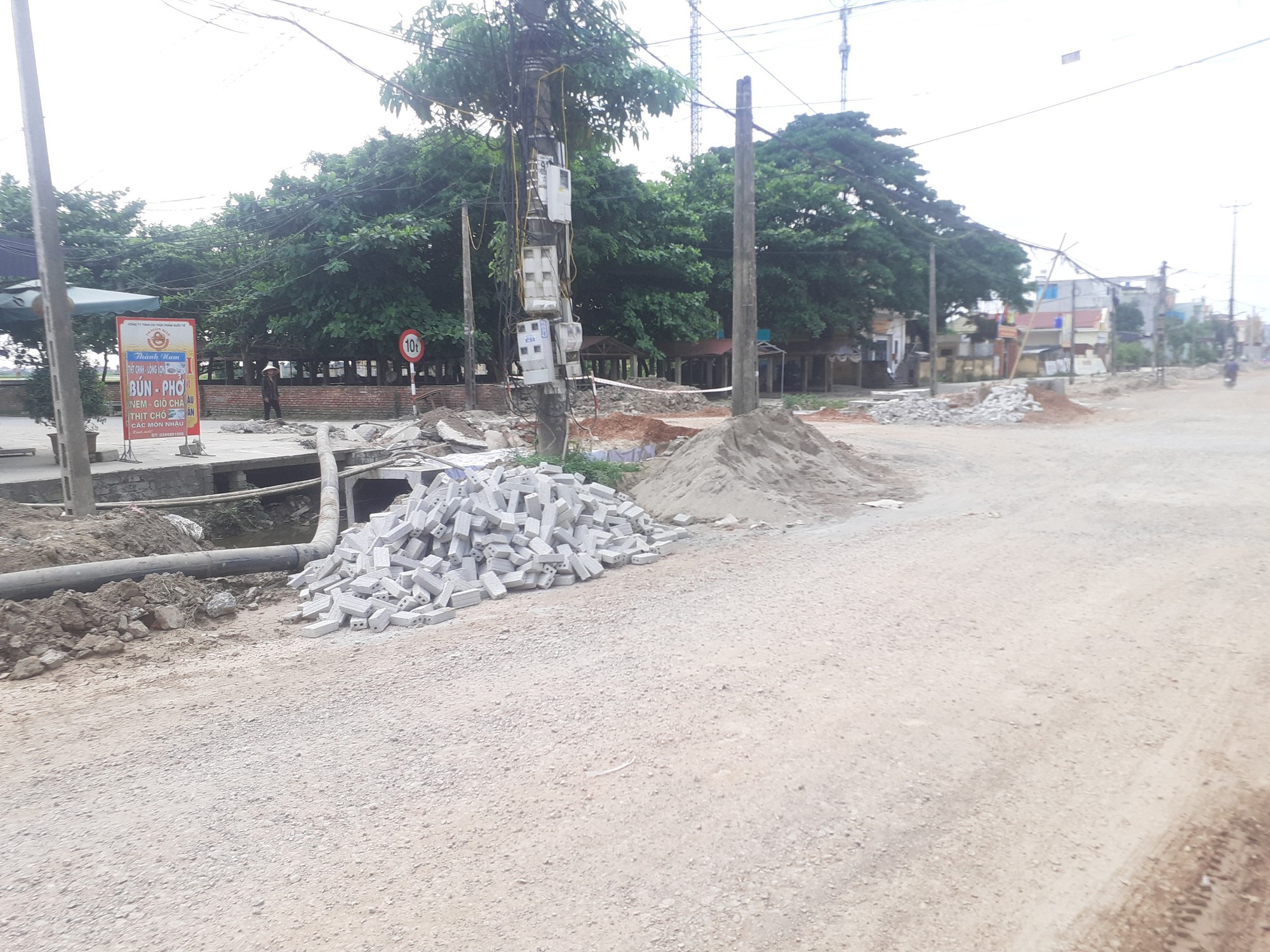 Chùm ảnh: Buông lỏng quản lý thi công dự án nâng cấp đường ở Thái Bình - Ảnh 3.