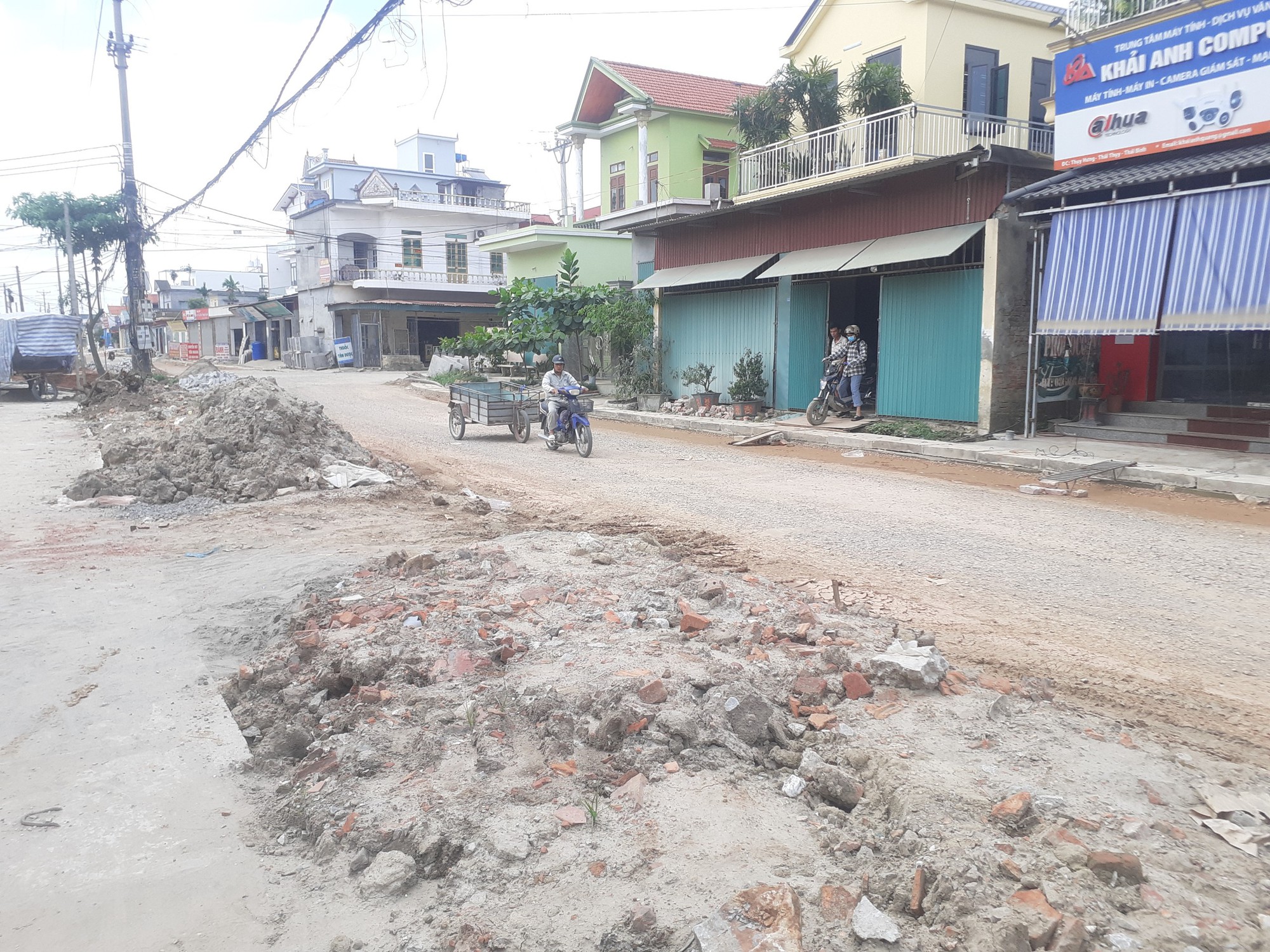 Chùm ảnh: Buông lỏng quản lý thi công dự án nâng cấp đường ở Thái Bình - Ảnh 15.